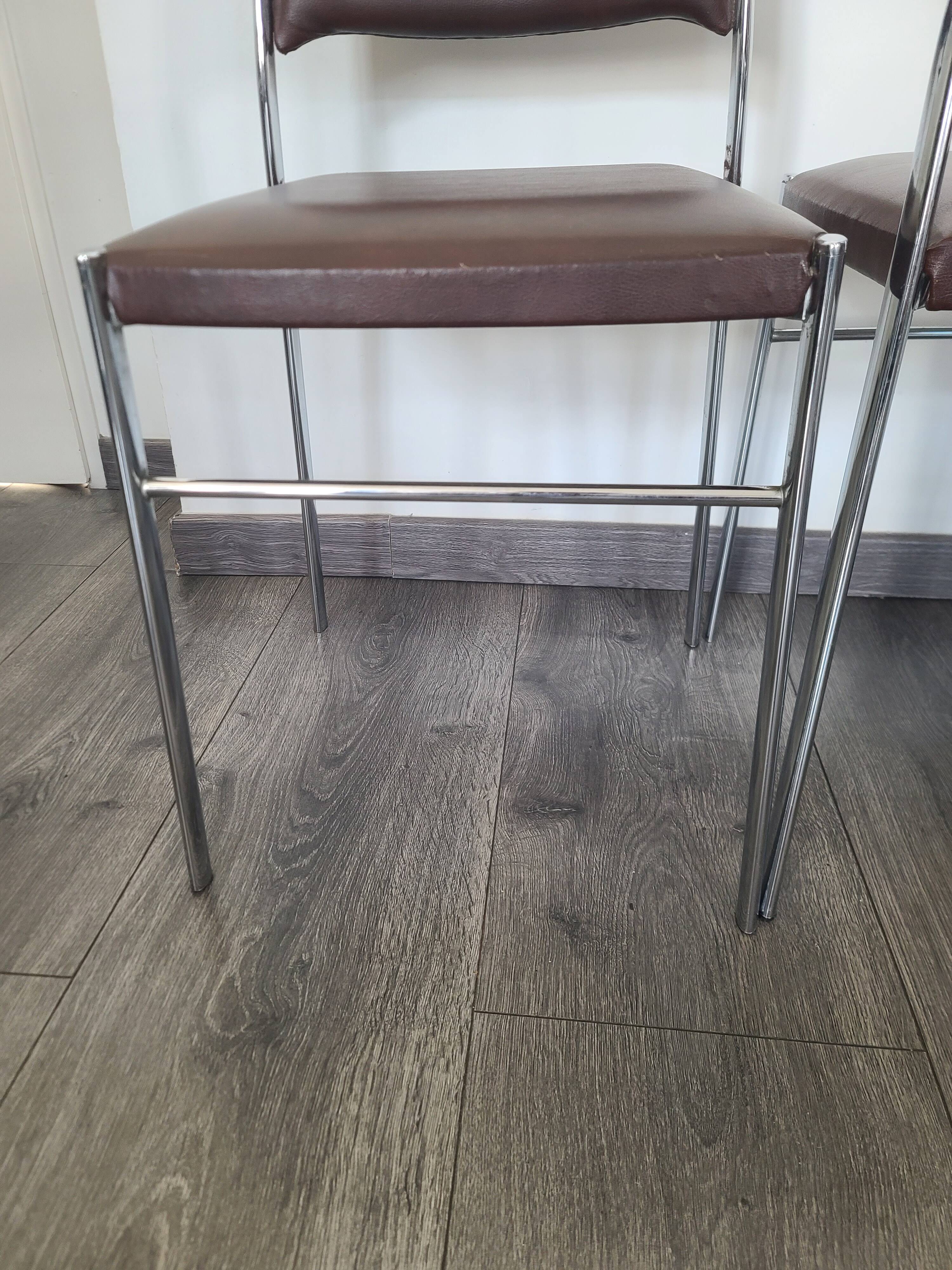 Lot de 4 chaises fauteuil en skaï marron année 1970