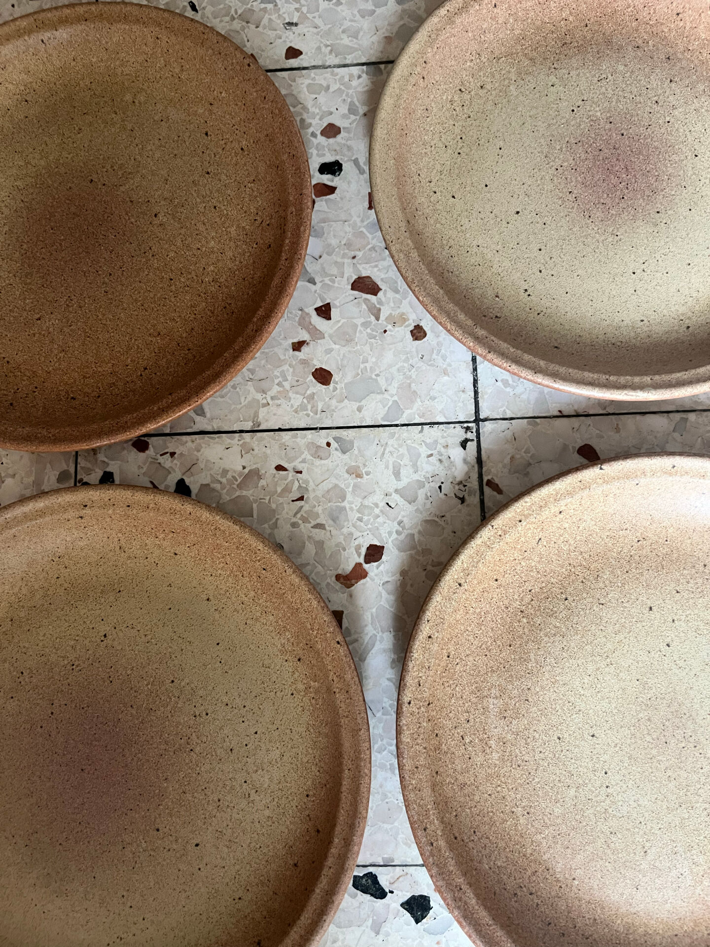 6 flat plates in stoneware