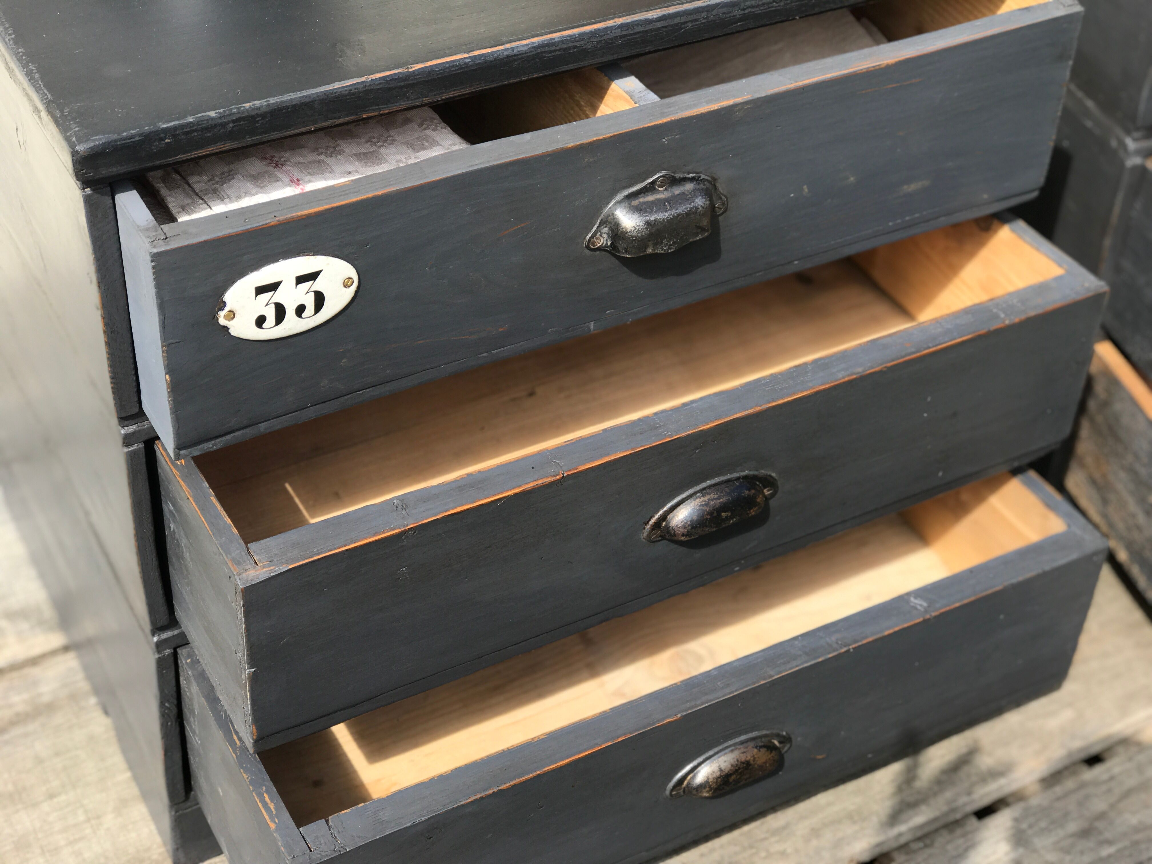 Paire de petits meubles a tiroirs