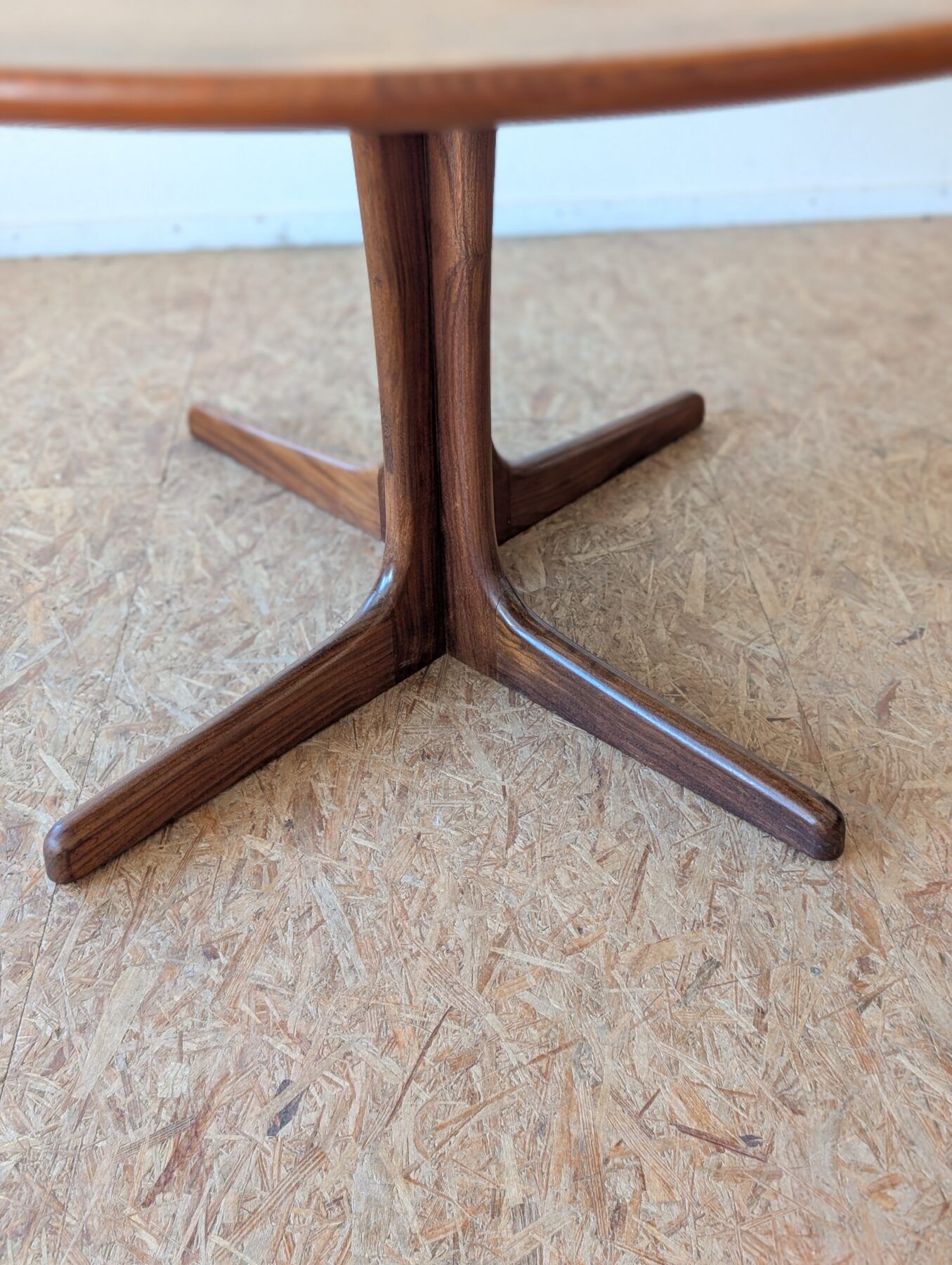 Scandinavian teak oval table from the 1960s, extendable up to 243 cm.
