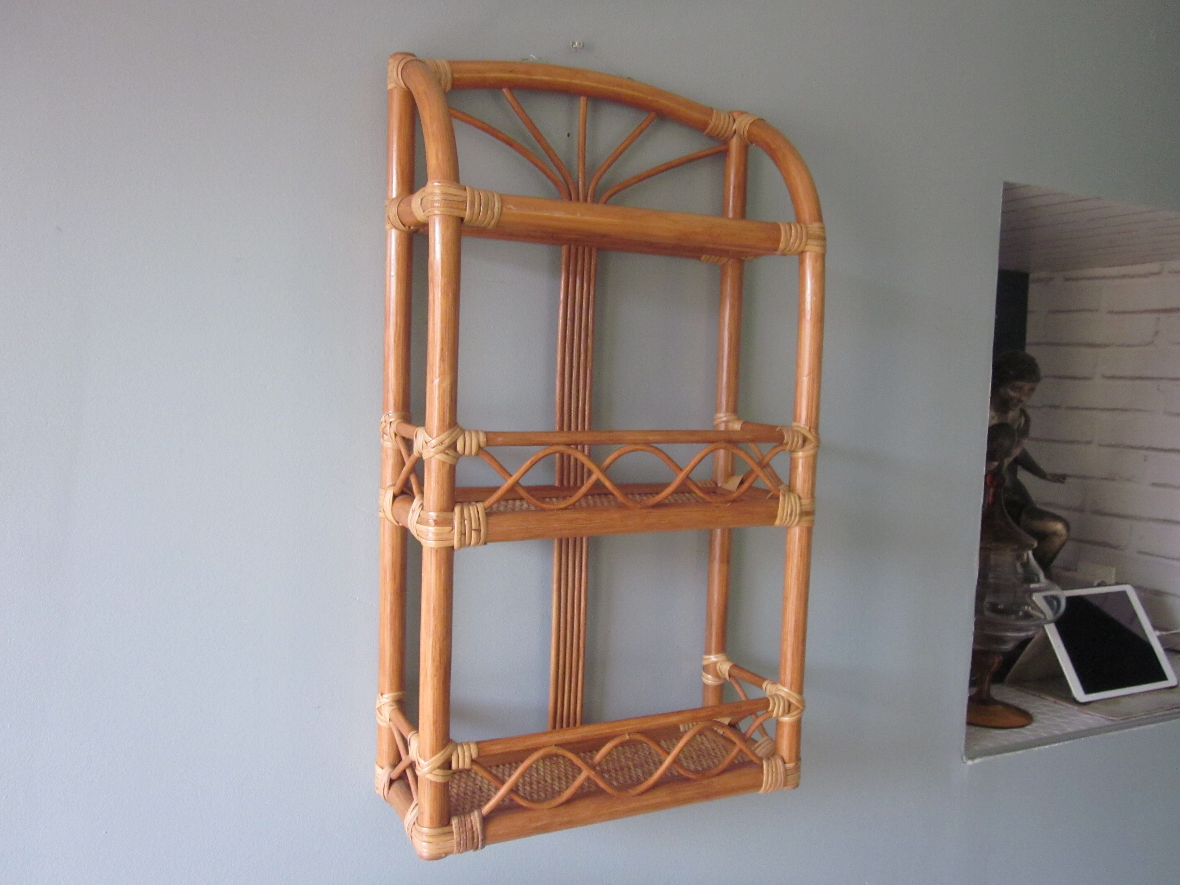 Etagere murale en rotin