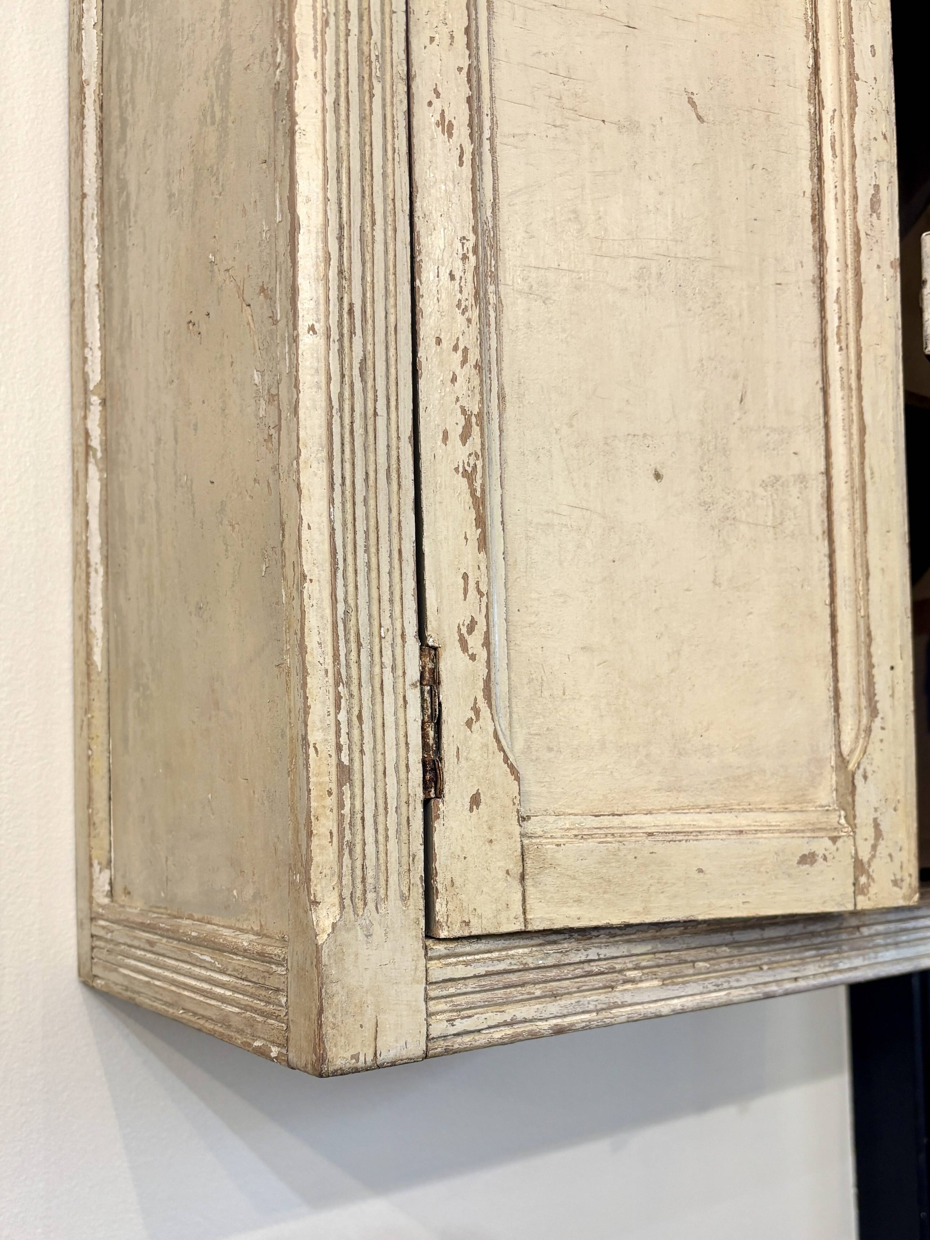 2-door wall cupboard in beige wood ☐ 59 x 50 cm