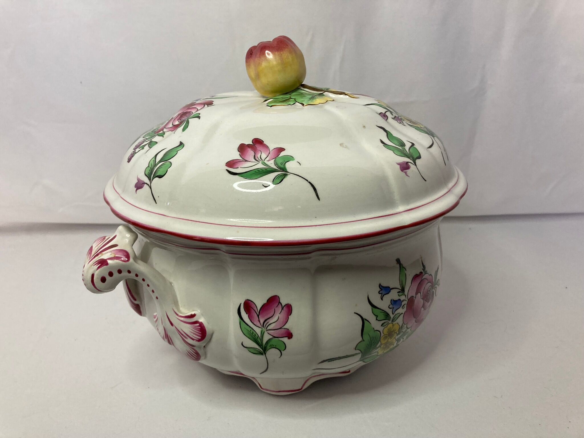 Old soup pot earthenware of the East floral decoration apple XXth