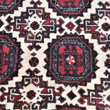 Ancien tapis persan. 194 x 102 cm.