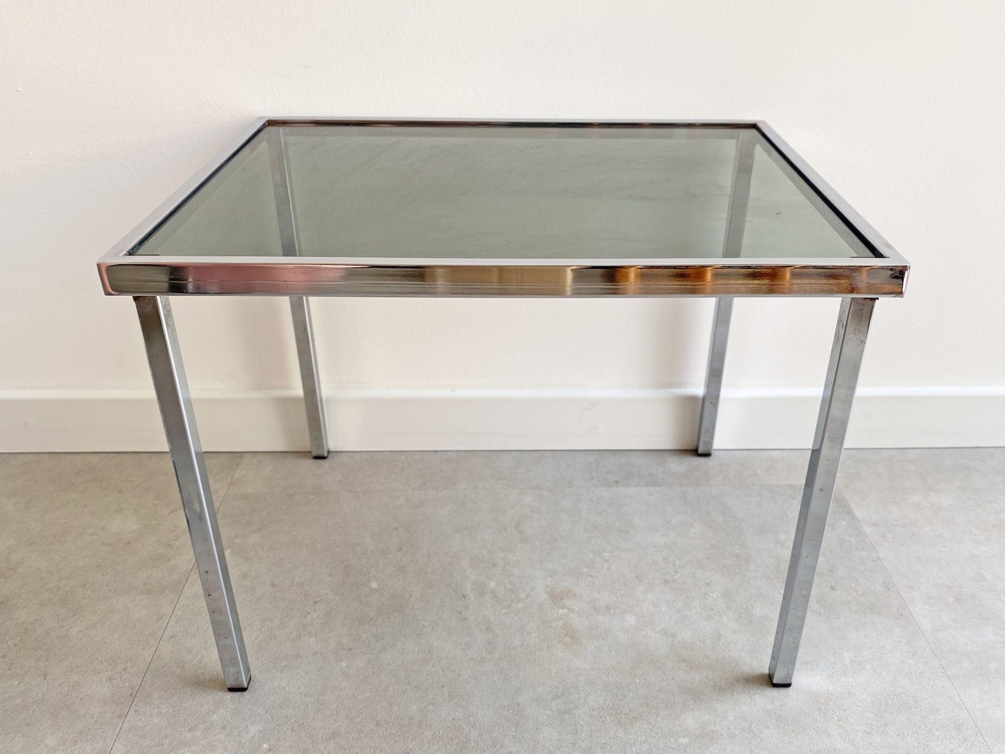Table d’appoint vintage chromée avec plateau en verre fumé