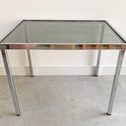 Table d’appoint vintage chromée avec plateau en verre fumé