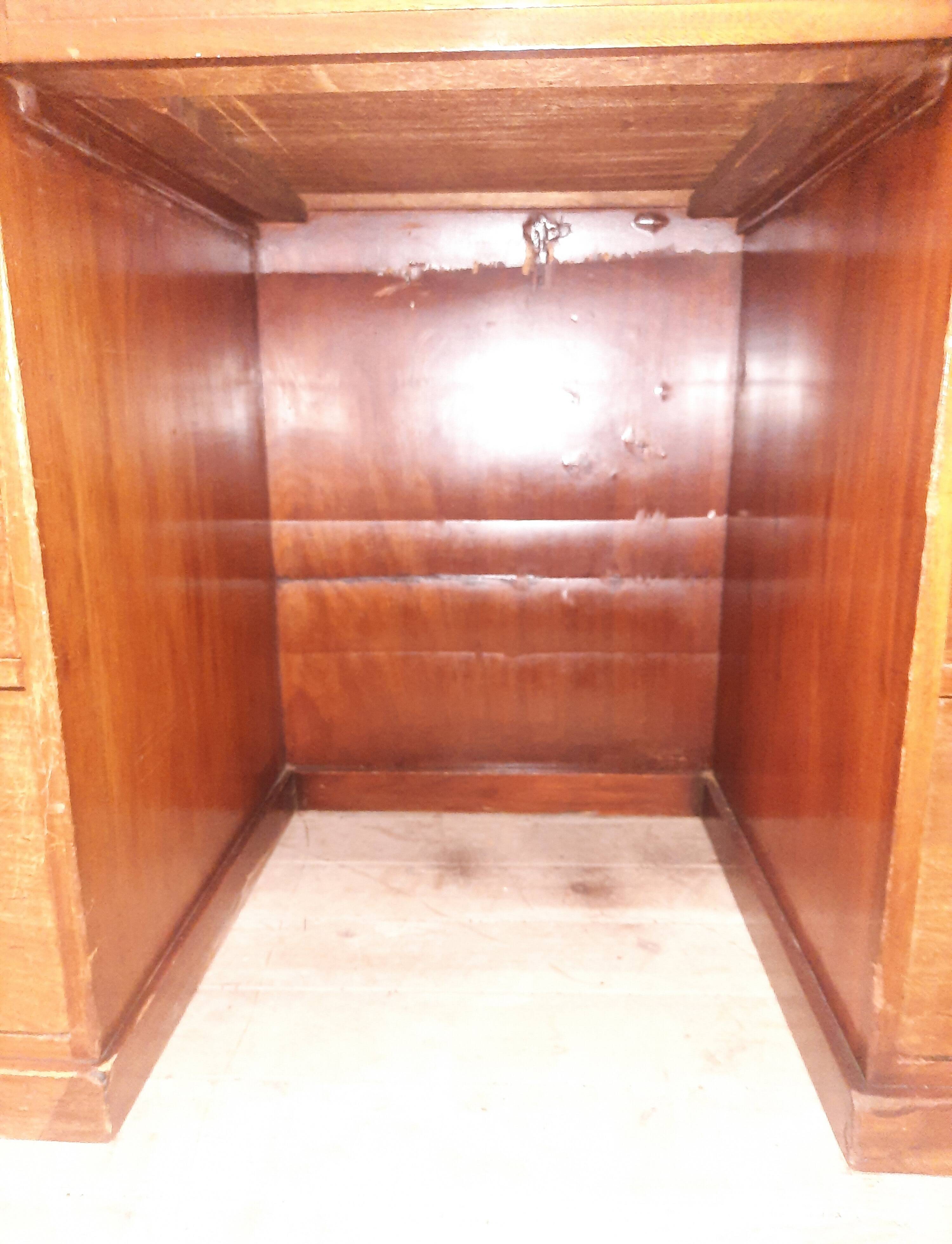 Nineteenth-century chest of drawers in mahogany.