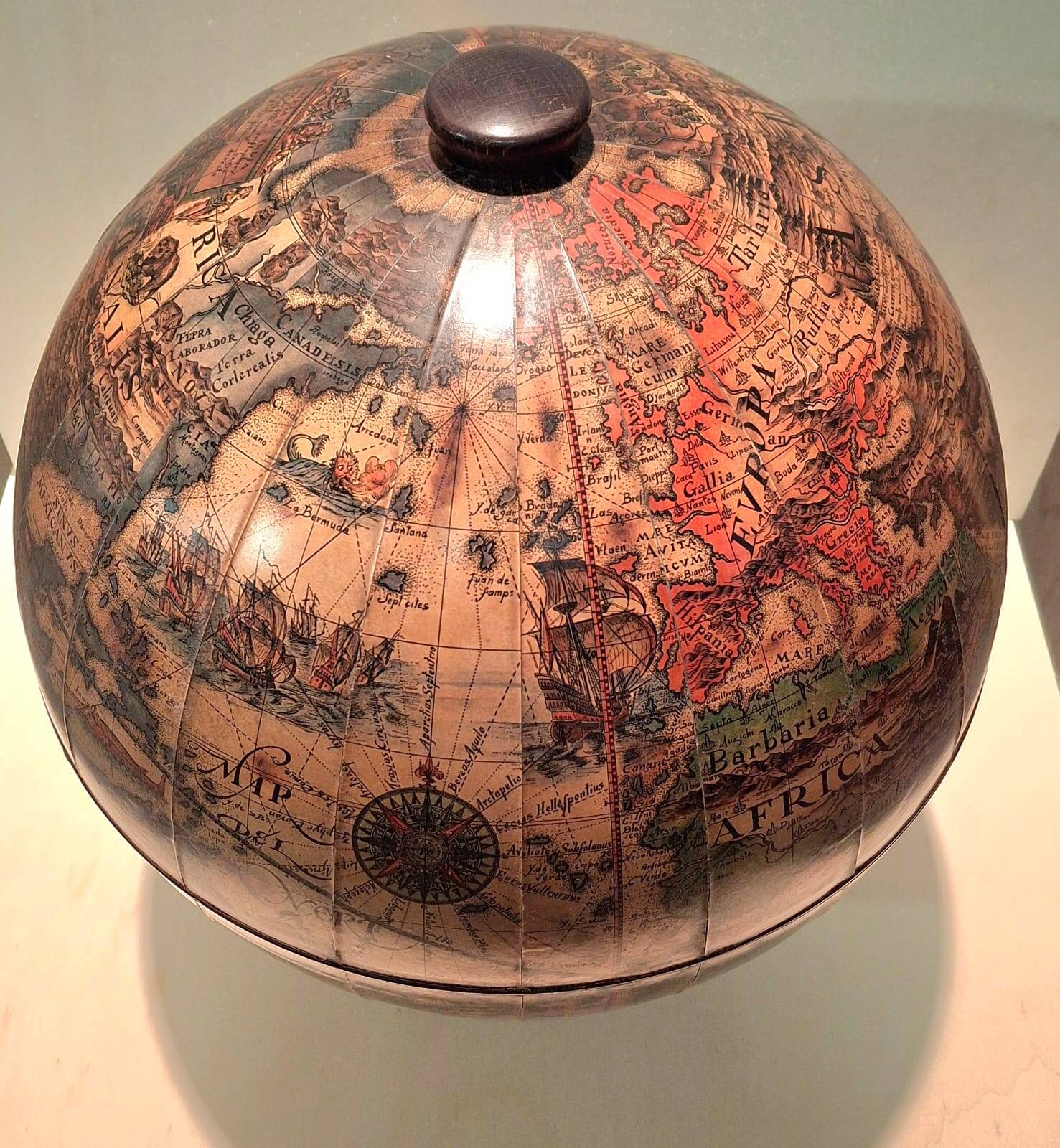 Mobile Bar Vintage à Forma di Mappamondo – Style Classico, Avril