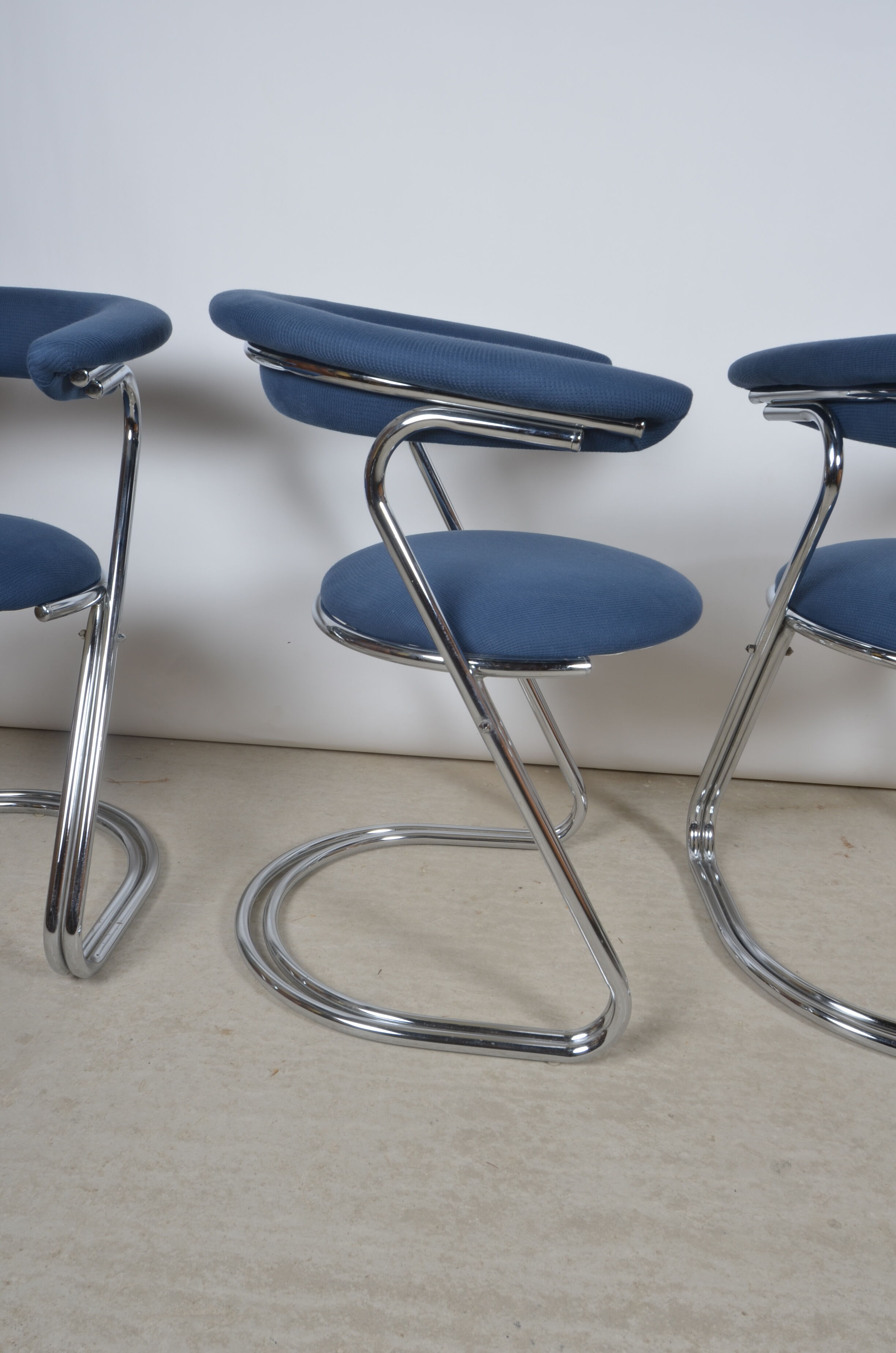 Tubular chairs cantilever 1970