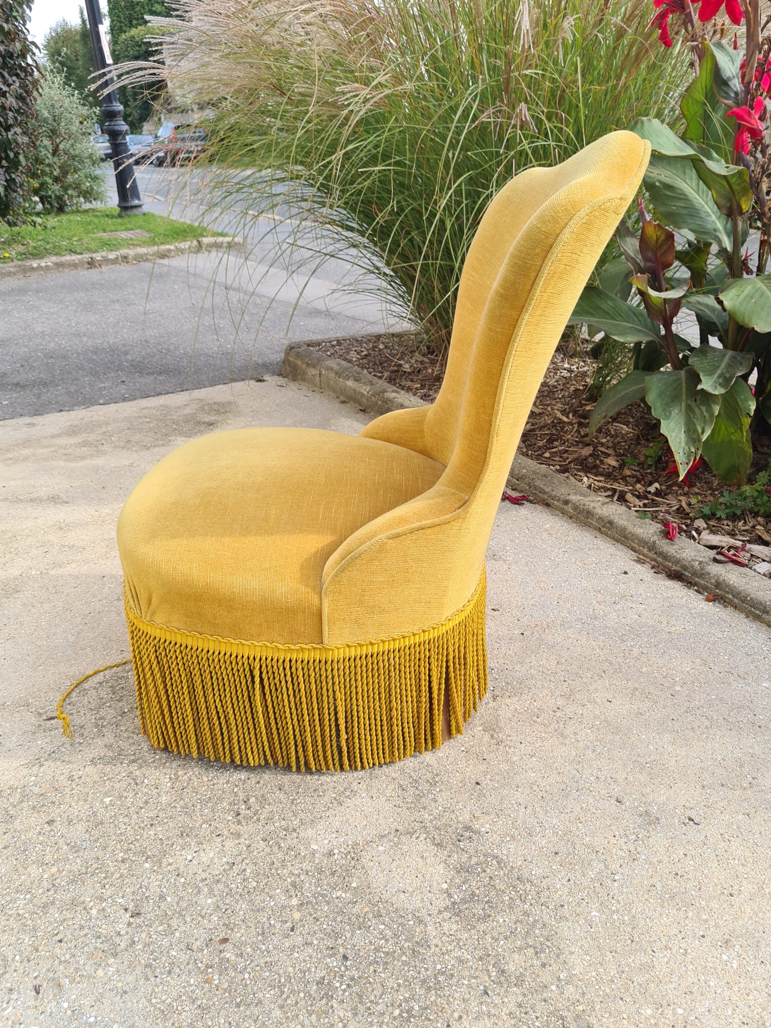 Yellow toad armchair with fringes