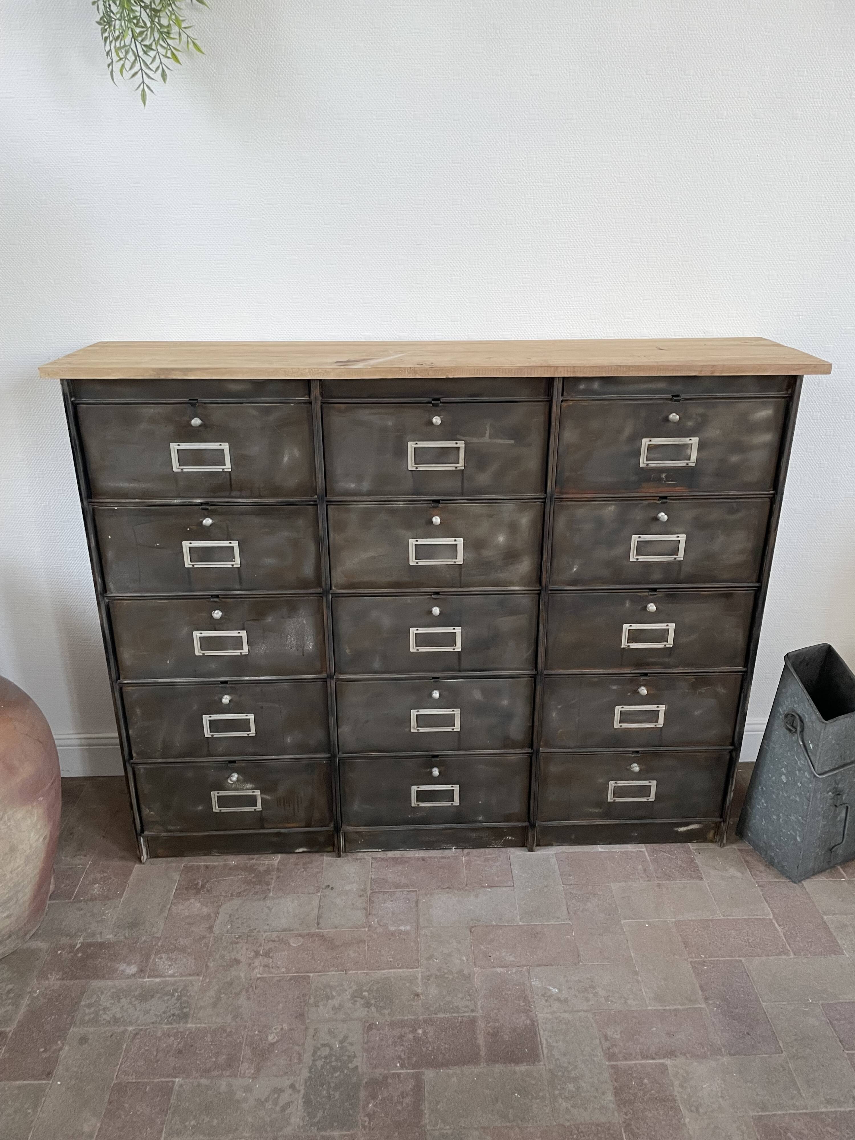 Renovated metal furniture with 15 roneo flaps.