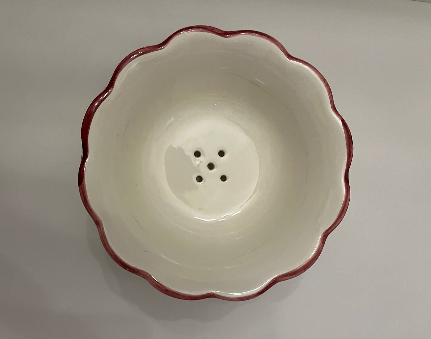 Earthenware draining salad bowl