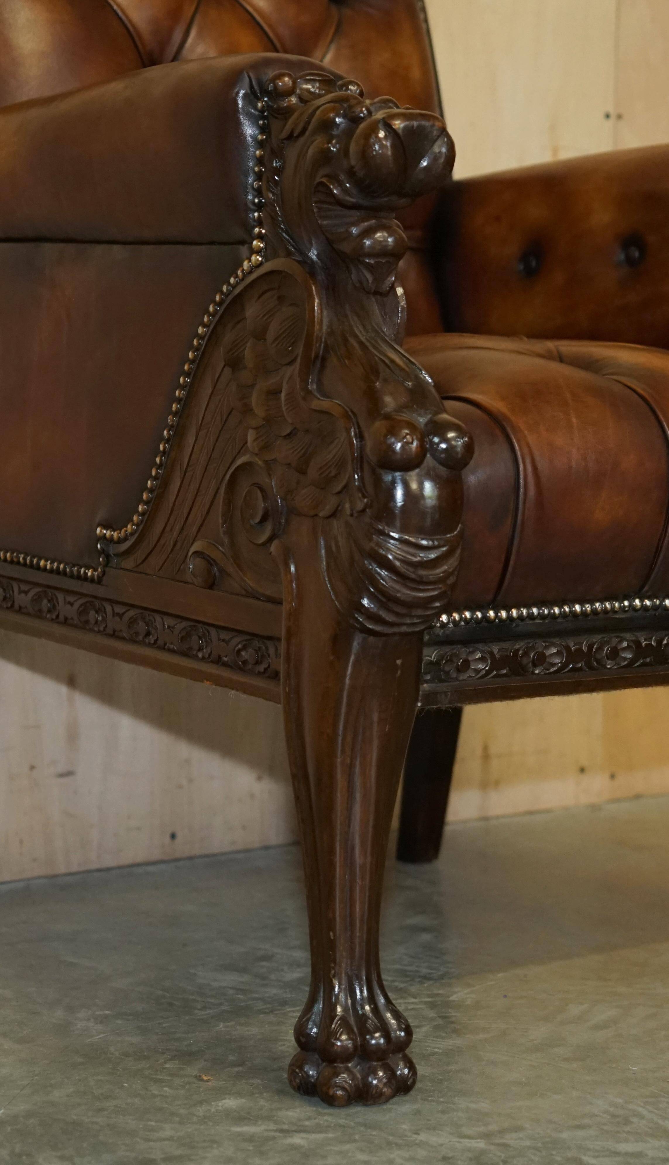 Ensemble Chesterfield cuir avec lion sculpté à la main restauré