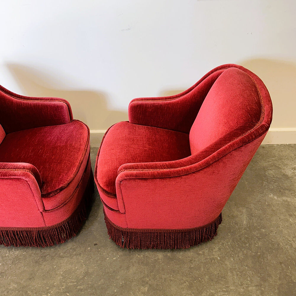 Paire de fauteuils de club vintage français en velours rouge profond avec jupe à franges, années 1960.