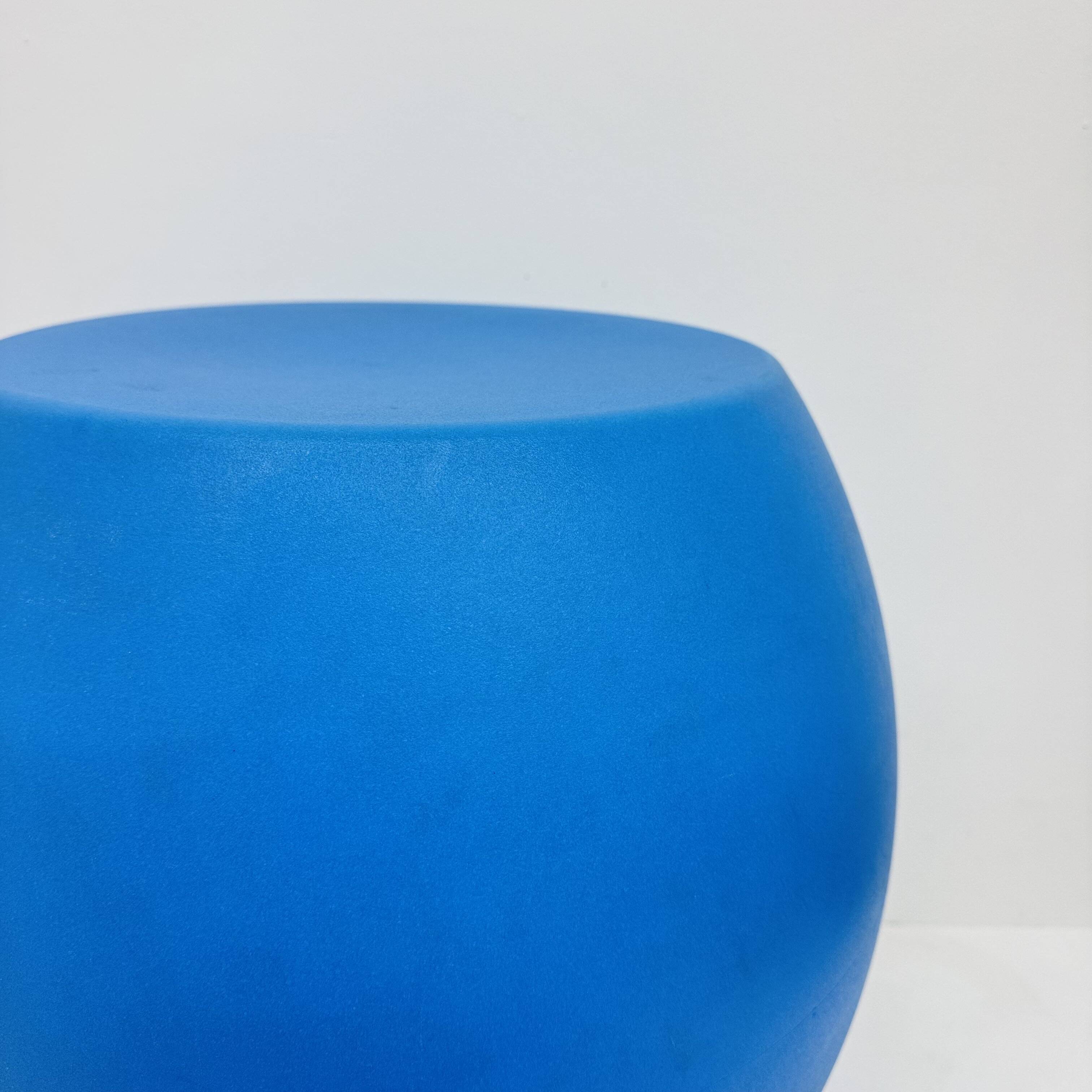 Tumbly Balance stool by de Vorm  blue plastic