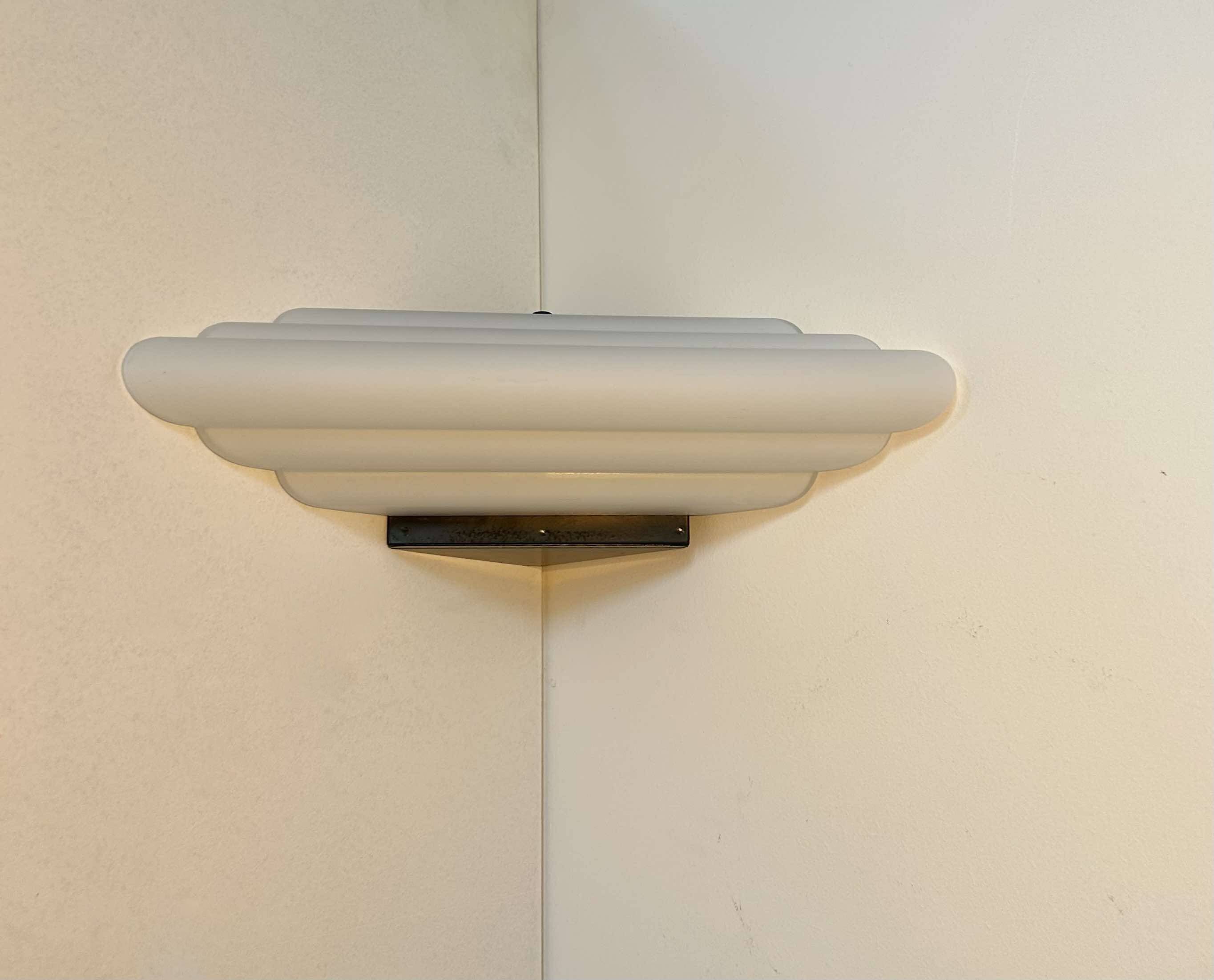 Vintage Murano opal glass corner wall lamp, by Vetri Italy 1970