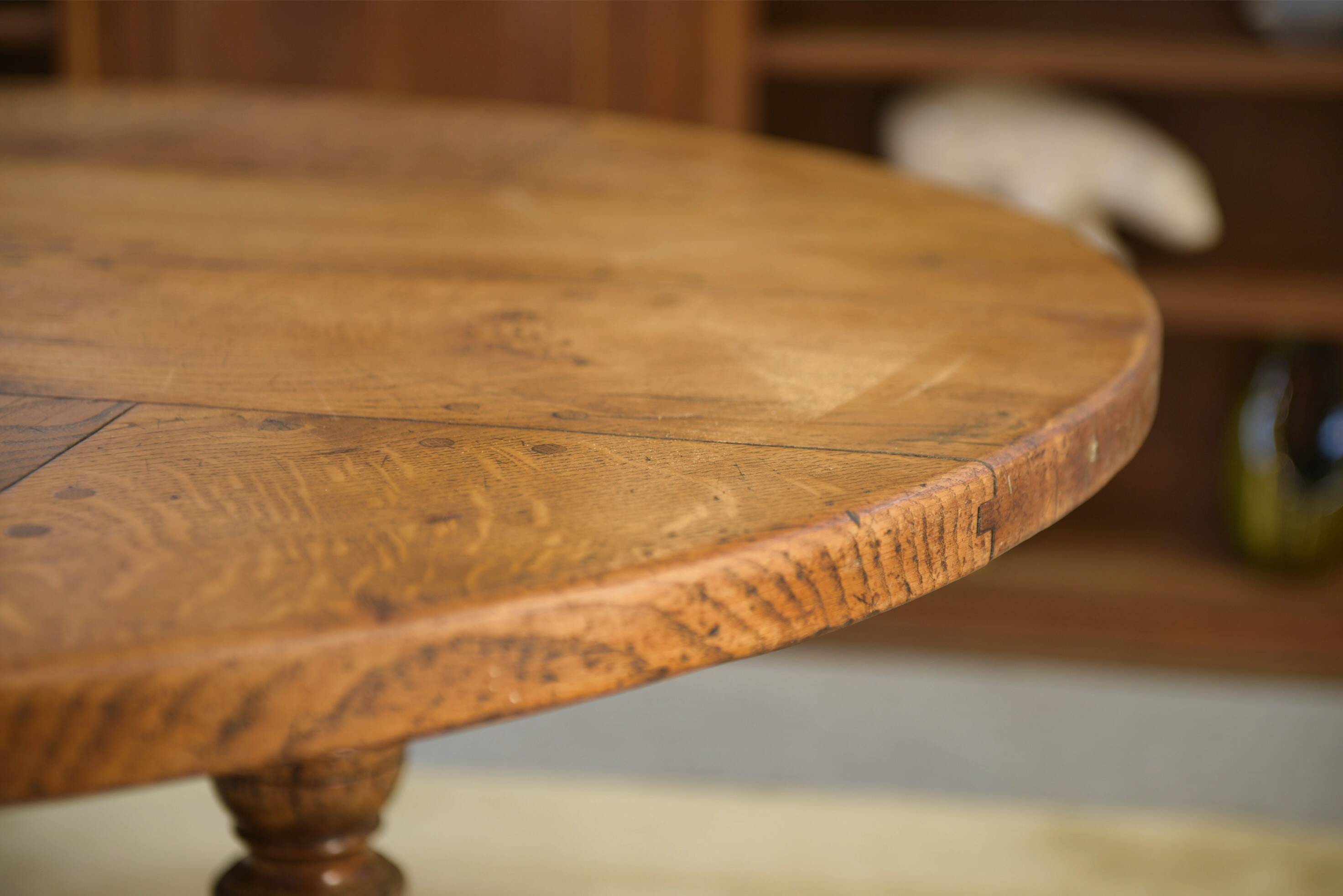 Table circulaire en chêne début 20ème