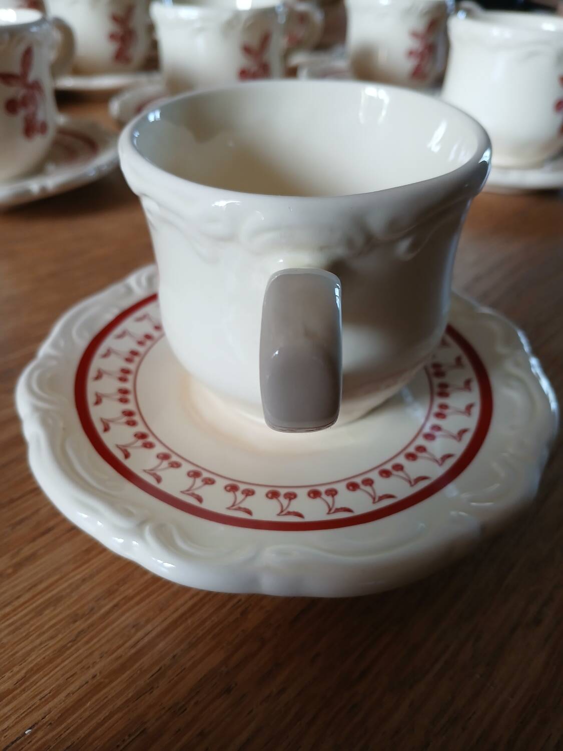 10 tasses et soucoupes "Le grenier de Louise "