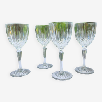 4 verres à vin taillés sur pied en cristal d'Arques. Modèle Constance. Vintage