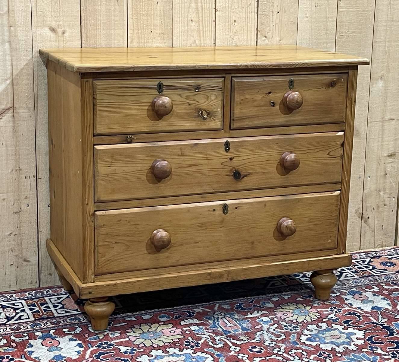 English chest of drawers from the end of the 19th century in fir