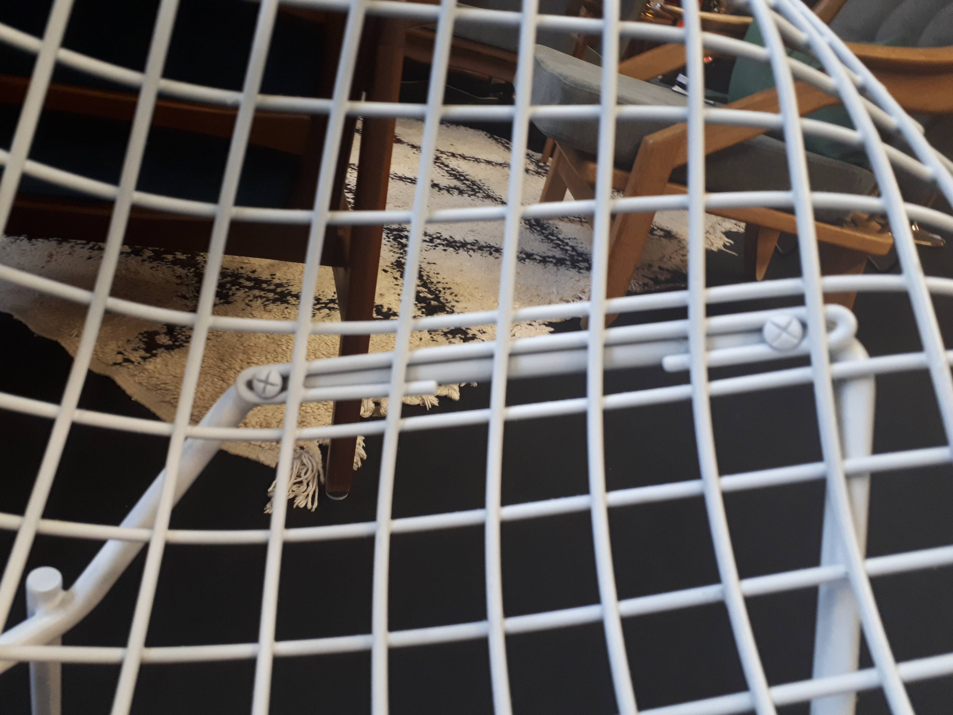 Bertoia Diamond armchair