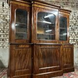 Projection bookcase in flamed mahogany from the 19th century