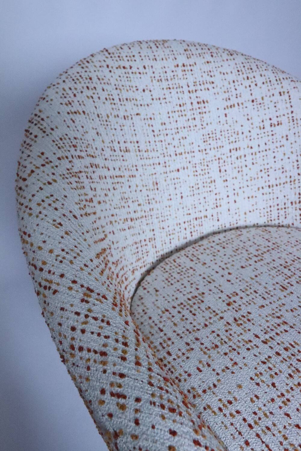 Fauteuil pivotant, tissu bouclé rouge et orange, années 1970