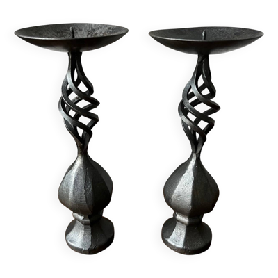 Duo de bougeoirs en fer forgé, patiné noir