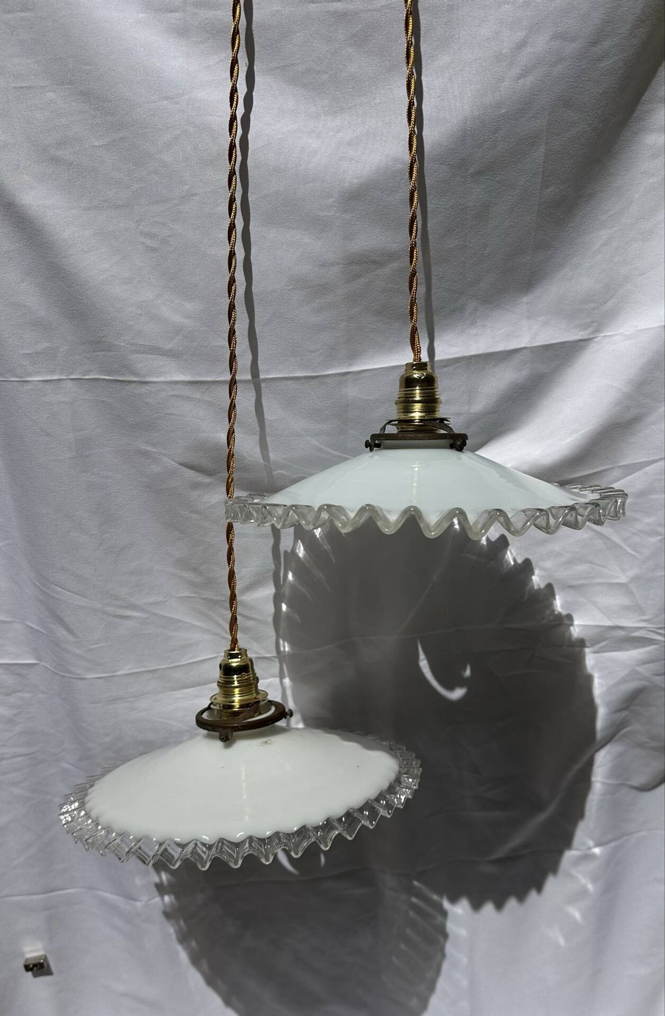Paire de suspension opaline ondulée vintage griffe laiton