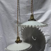 Paire de suspension opaline ondulée vintage griffe laiton