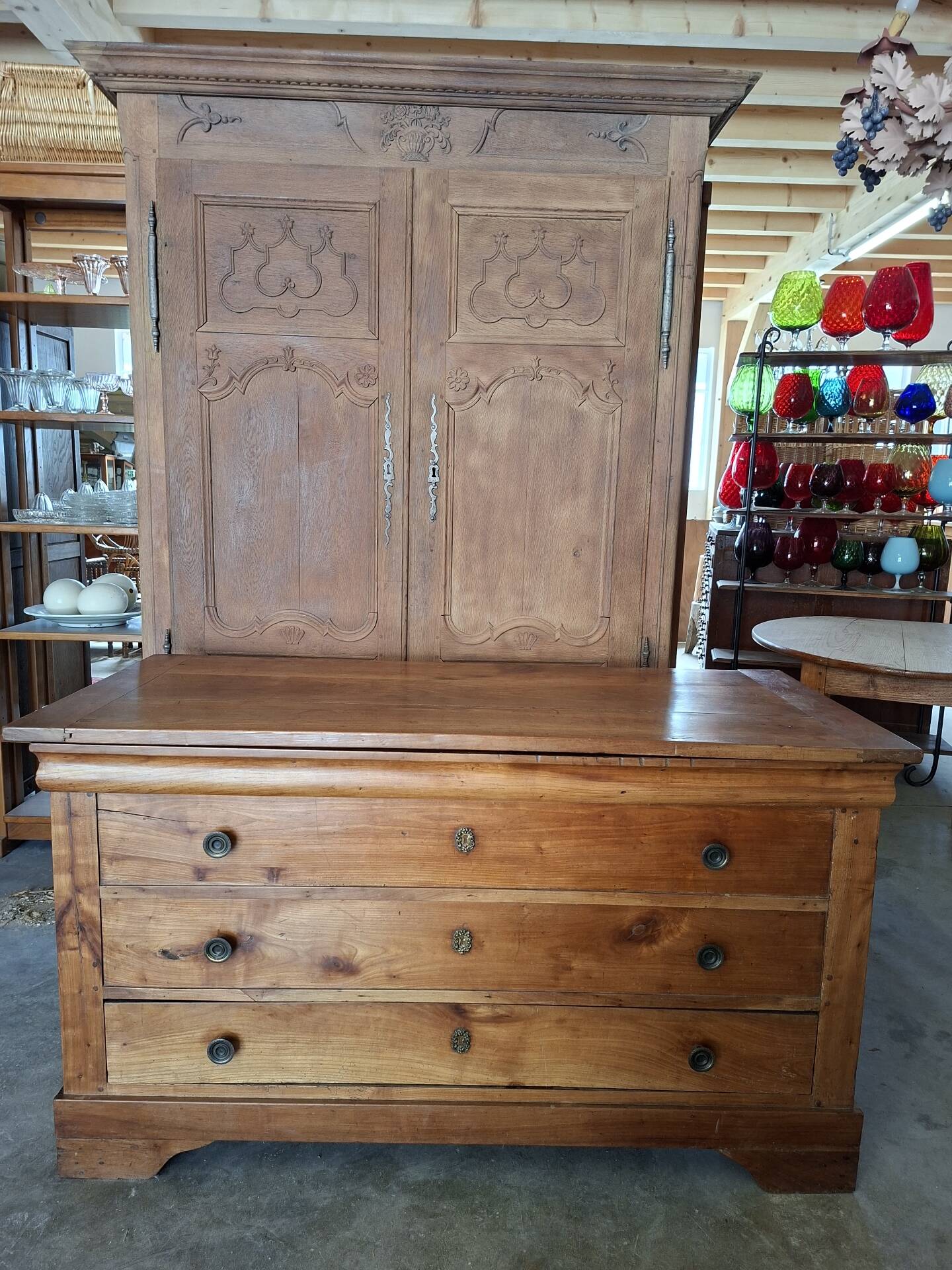 Louis Philippe 19th-century chest of drawers in solid walnut.