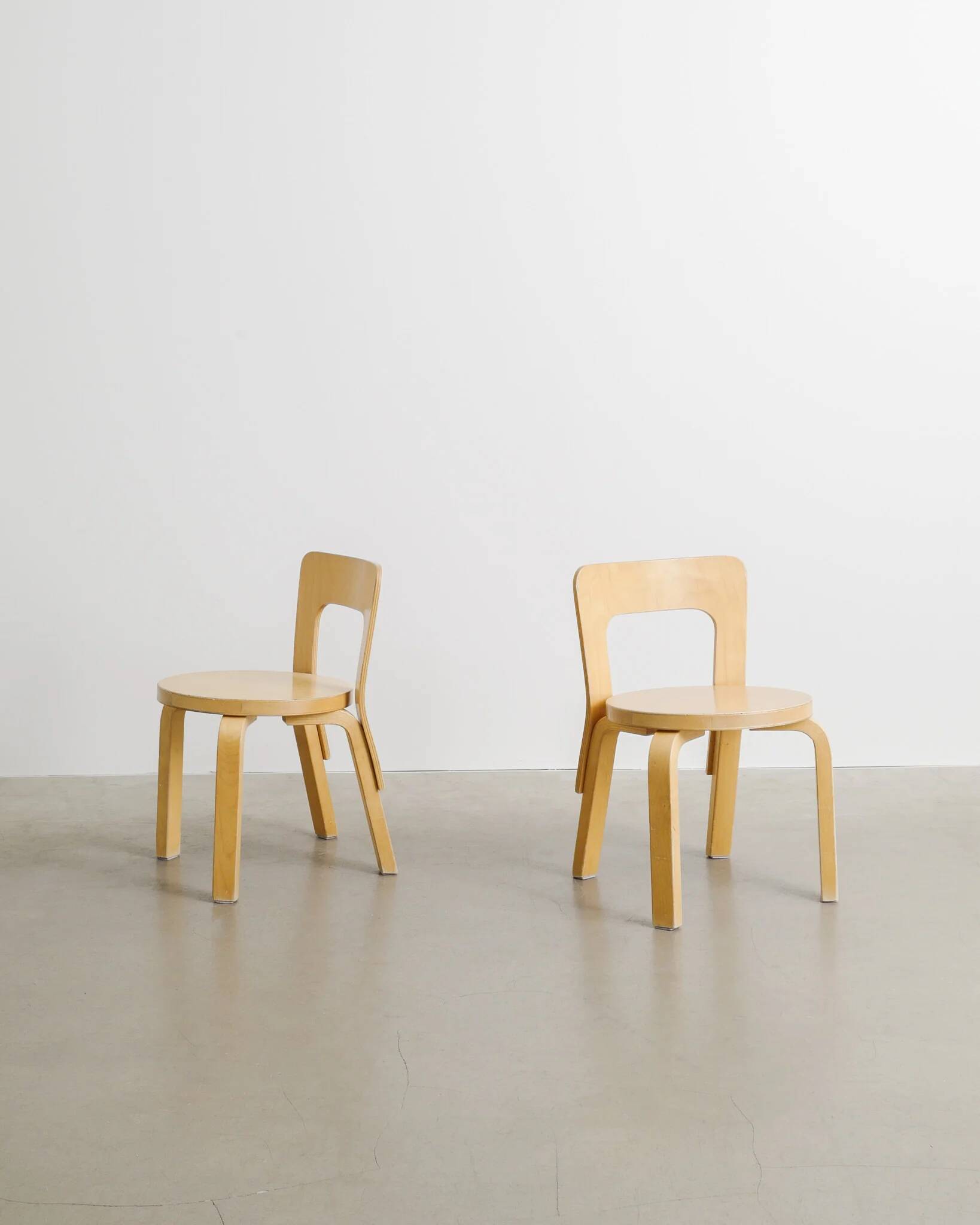 Paire de chaises pour enfant en bois N65 par Alvar Aalto, Finlande années 1990