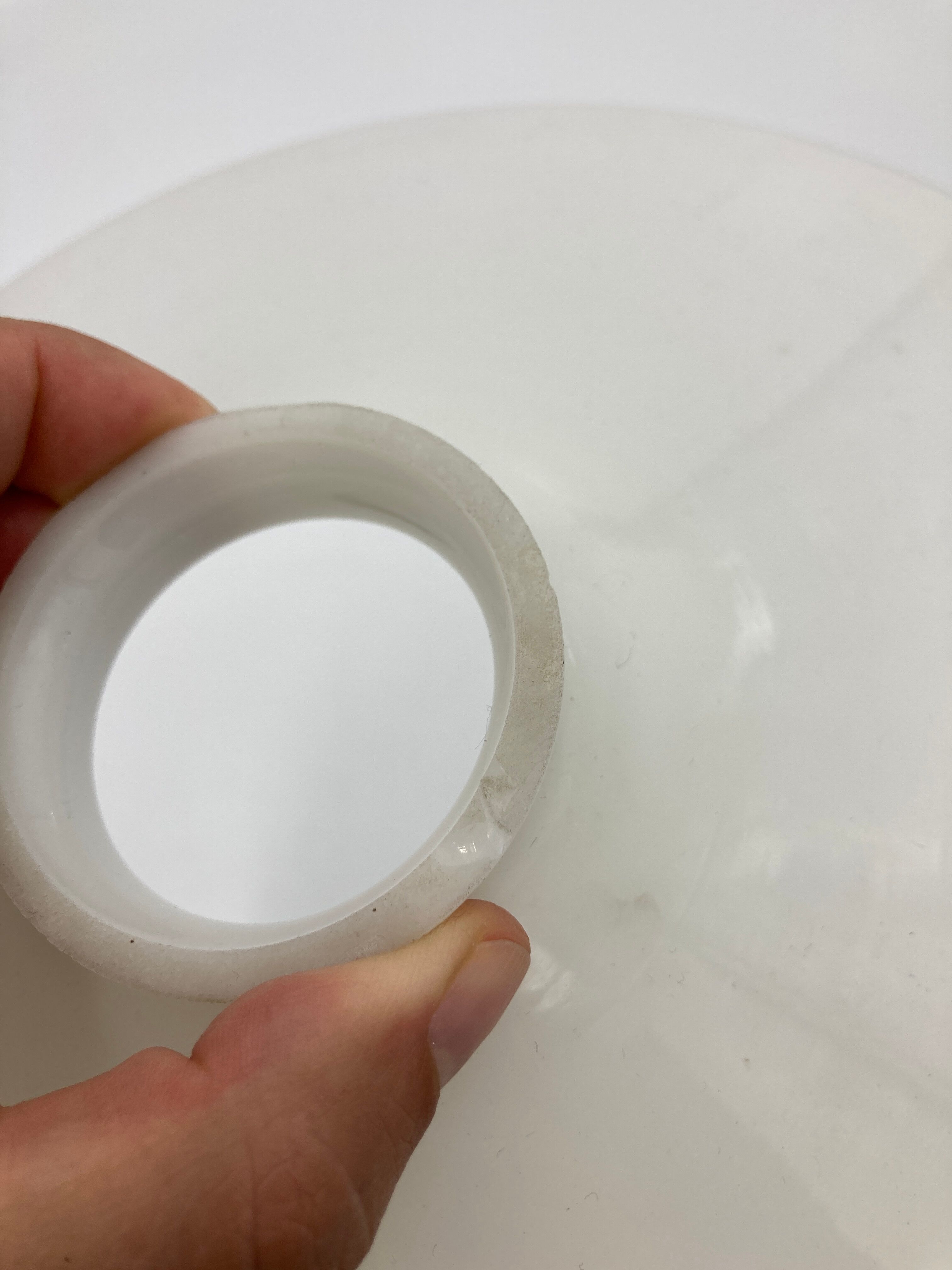 Suspension in opaline glass