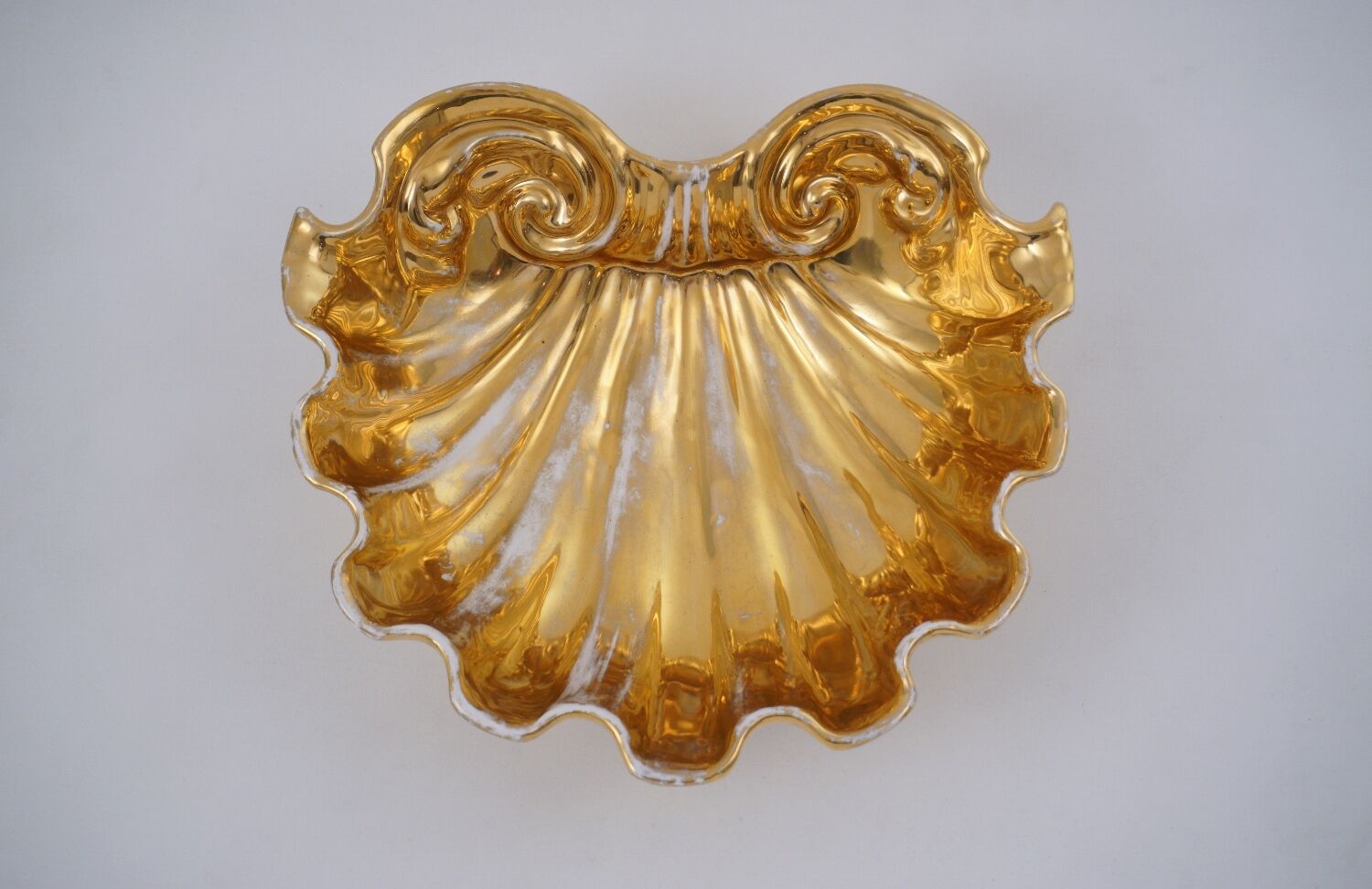 Fabbrica Ferniani Faenza plateau de poche 36,5 cm coquille en majolique, doré, 1800