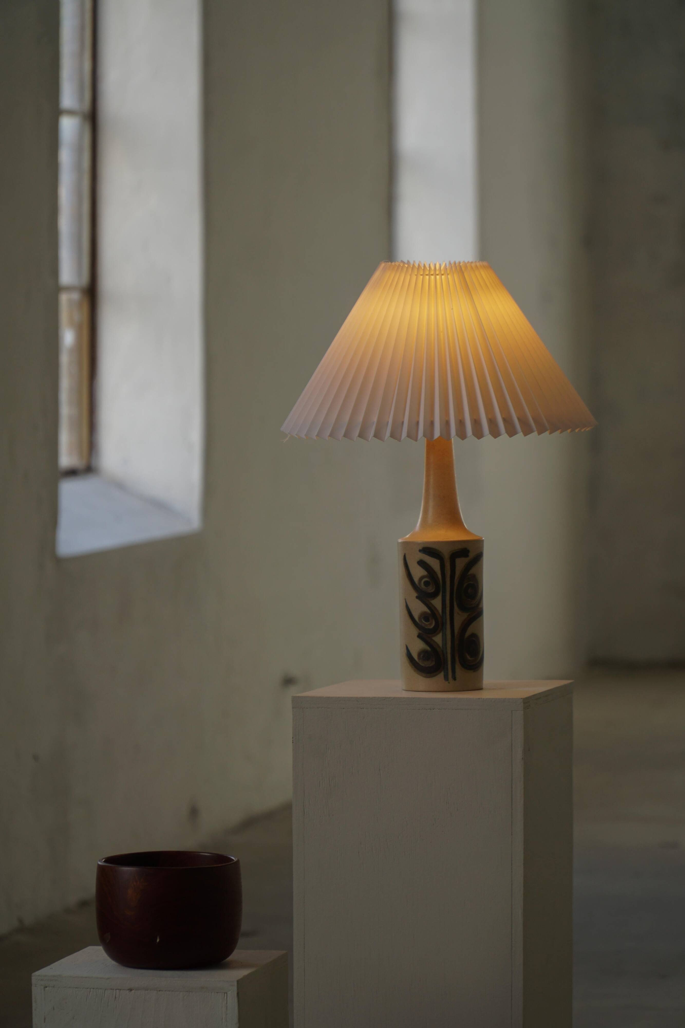 Lampe de table danoise moderne en grès émaillé, Okela, années 1960