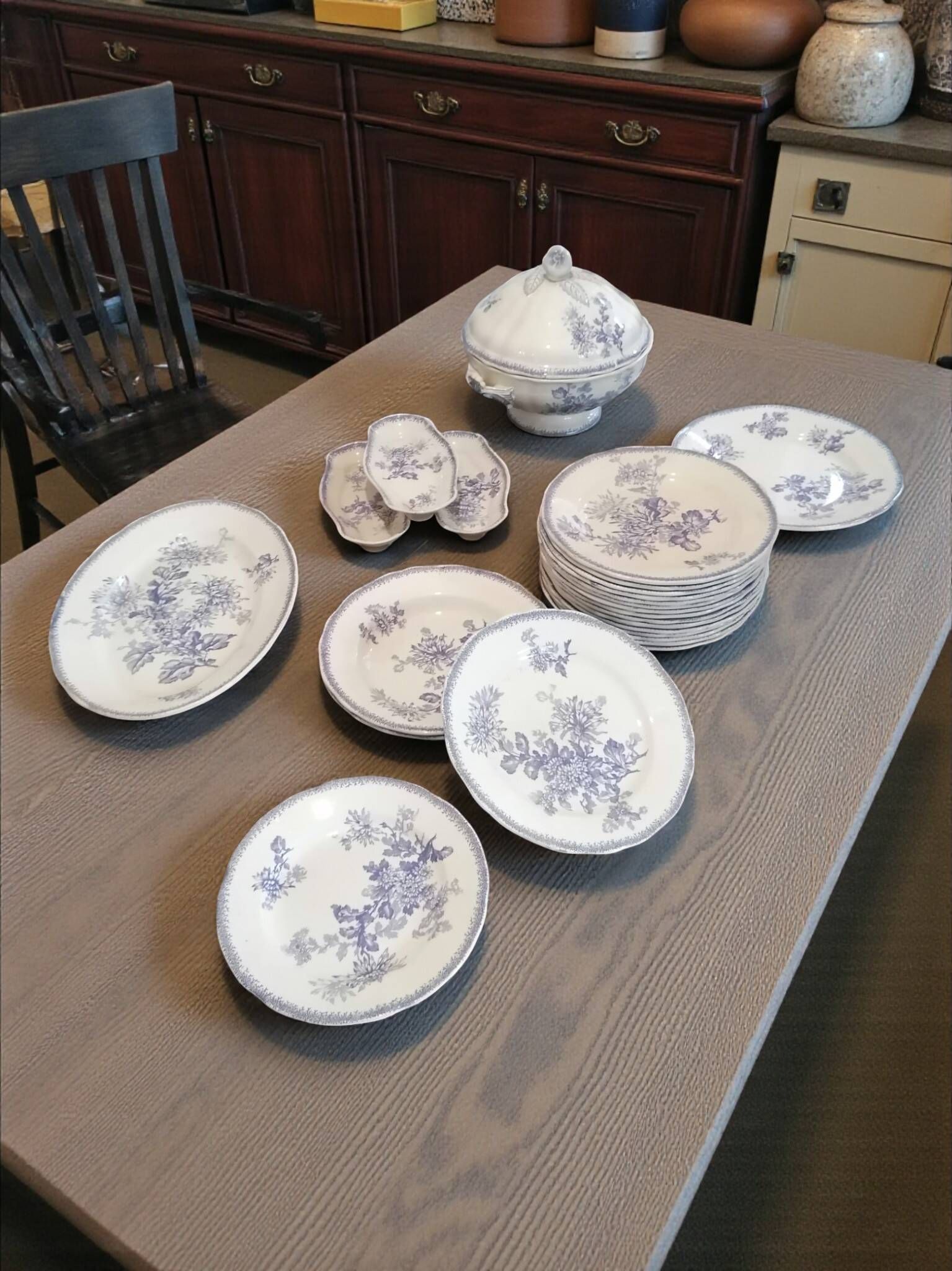 Partie de service (25p) en faïence de Sarreguemines - Décor floral violet