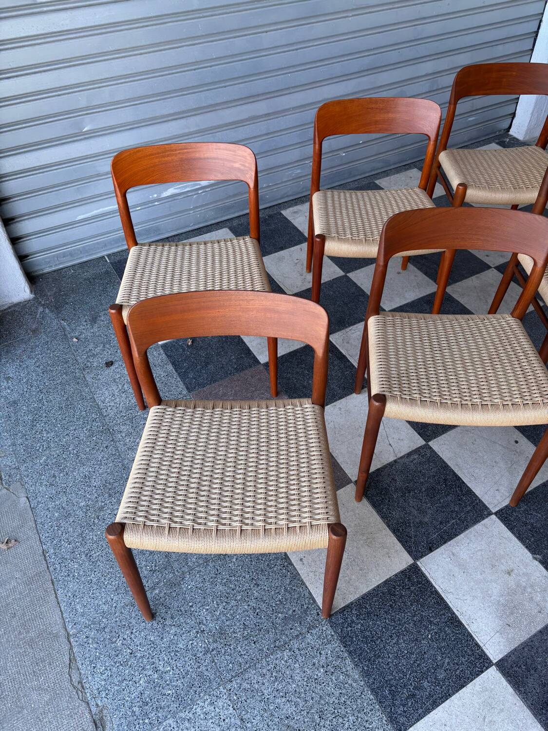 Série de 8 chaises Møller 75