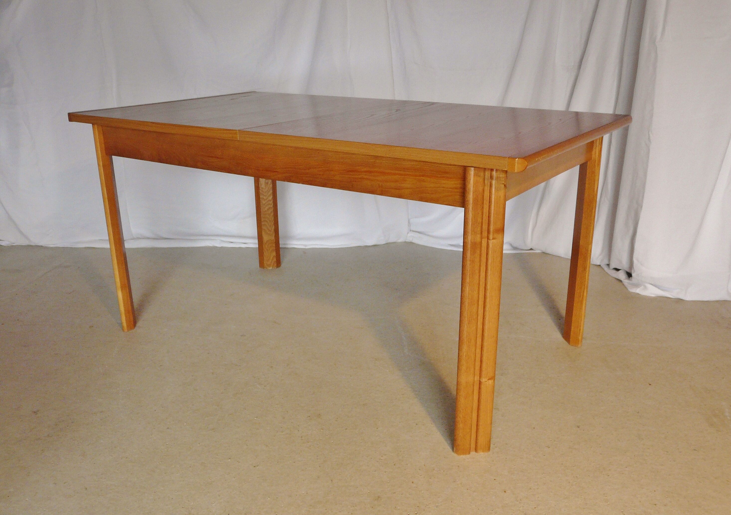 Extendable rectangular table in blond wood