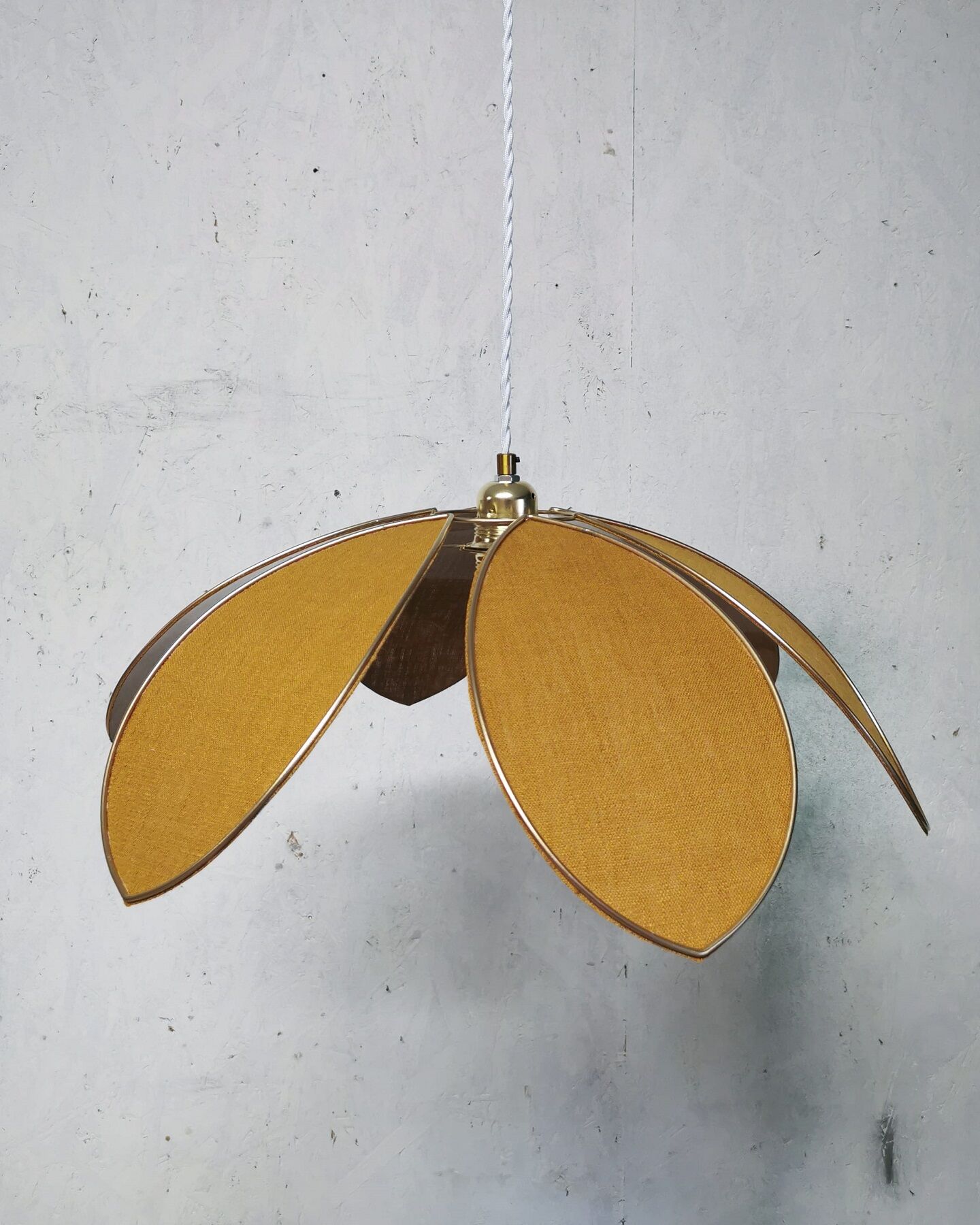 Flower petal hanging lamp