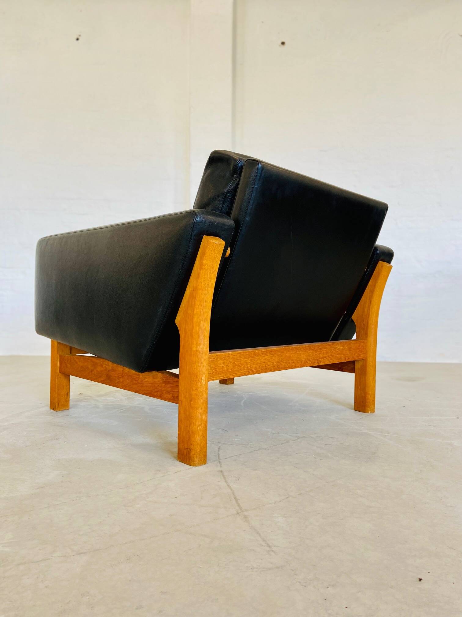 VINTAGE MID-CENTURY POUL M. VOLTHER  LEATHER AND OAK LOUNGE CHAIR 1960,s