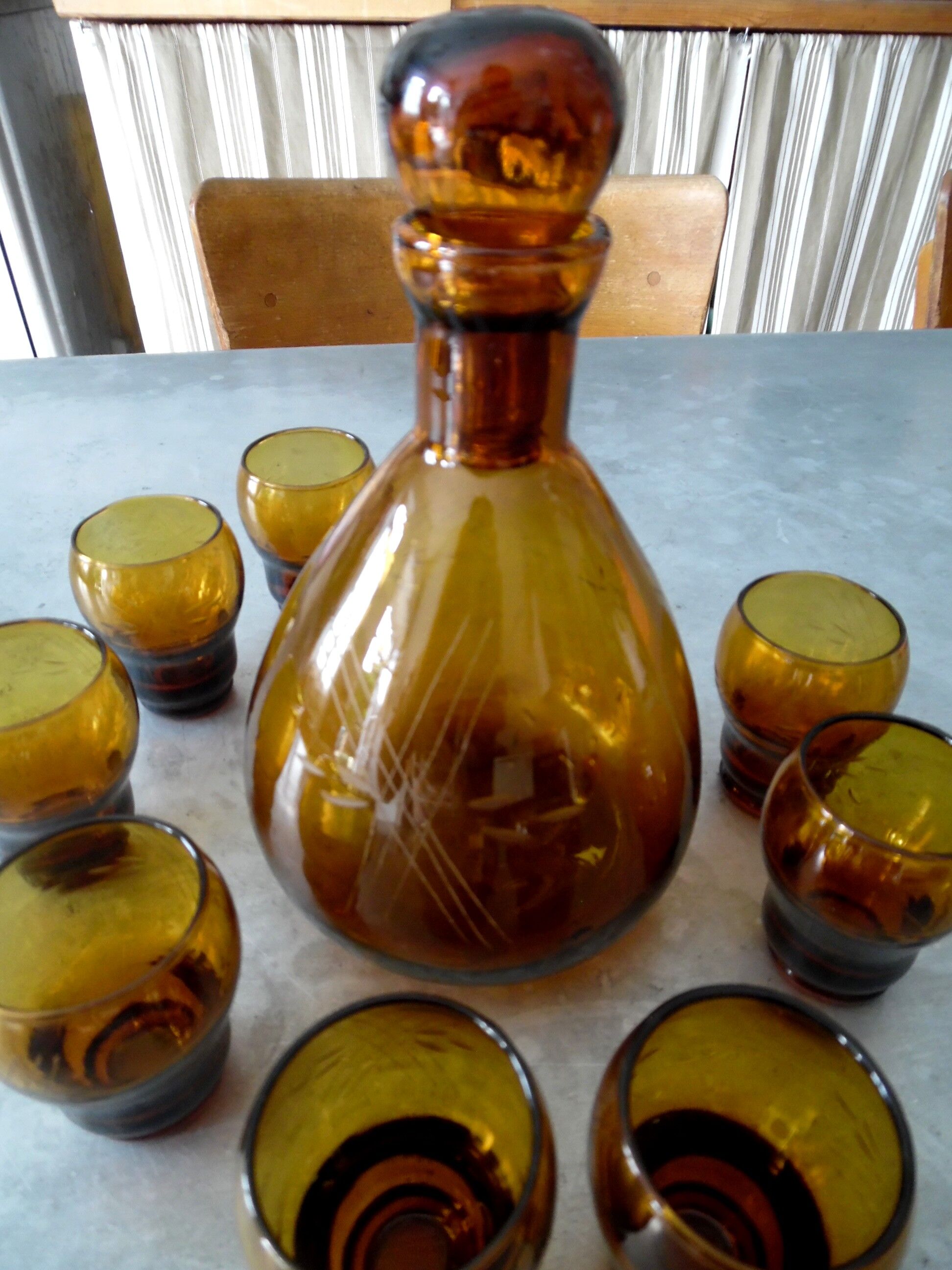 Service boueille et 8 petits verres ciselés