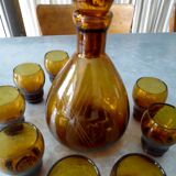 Service boueille et 8 petits verres ciselés
