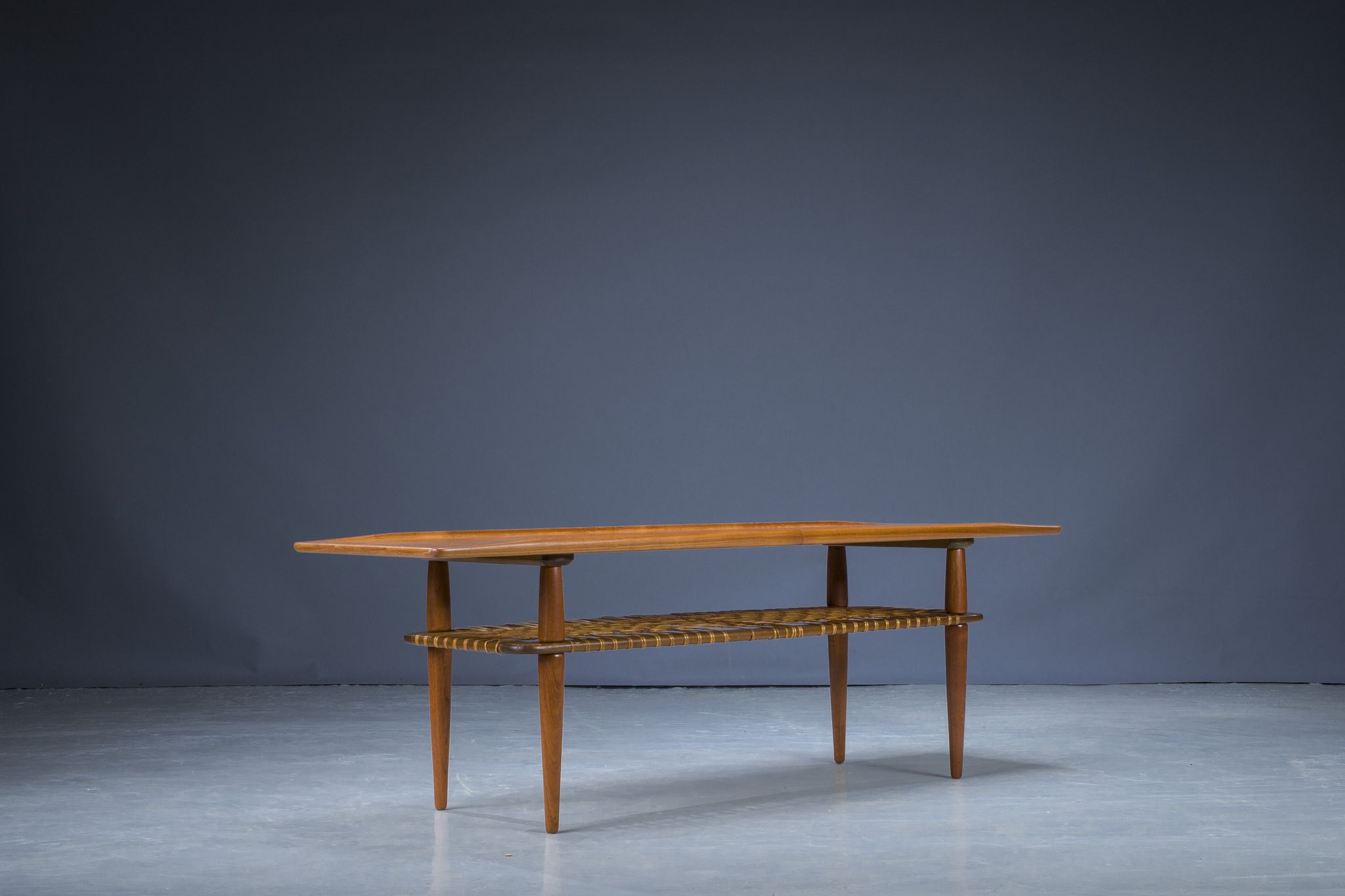 Table basse mid-century en teck et rotin