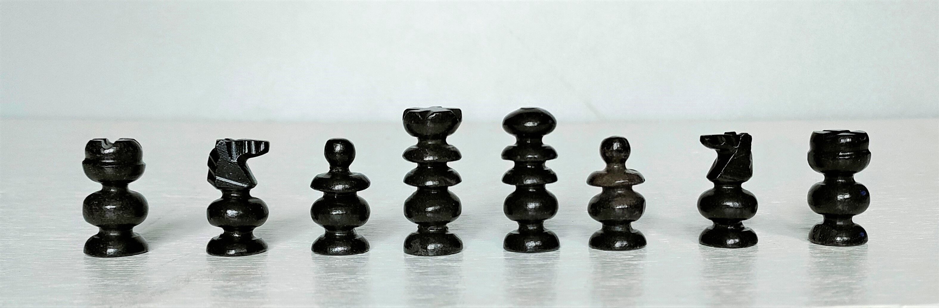 Small chessboard in coral marble and black marble - Italy - Second half of the twentieth century