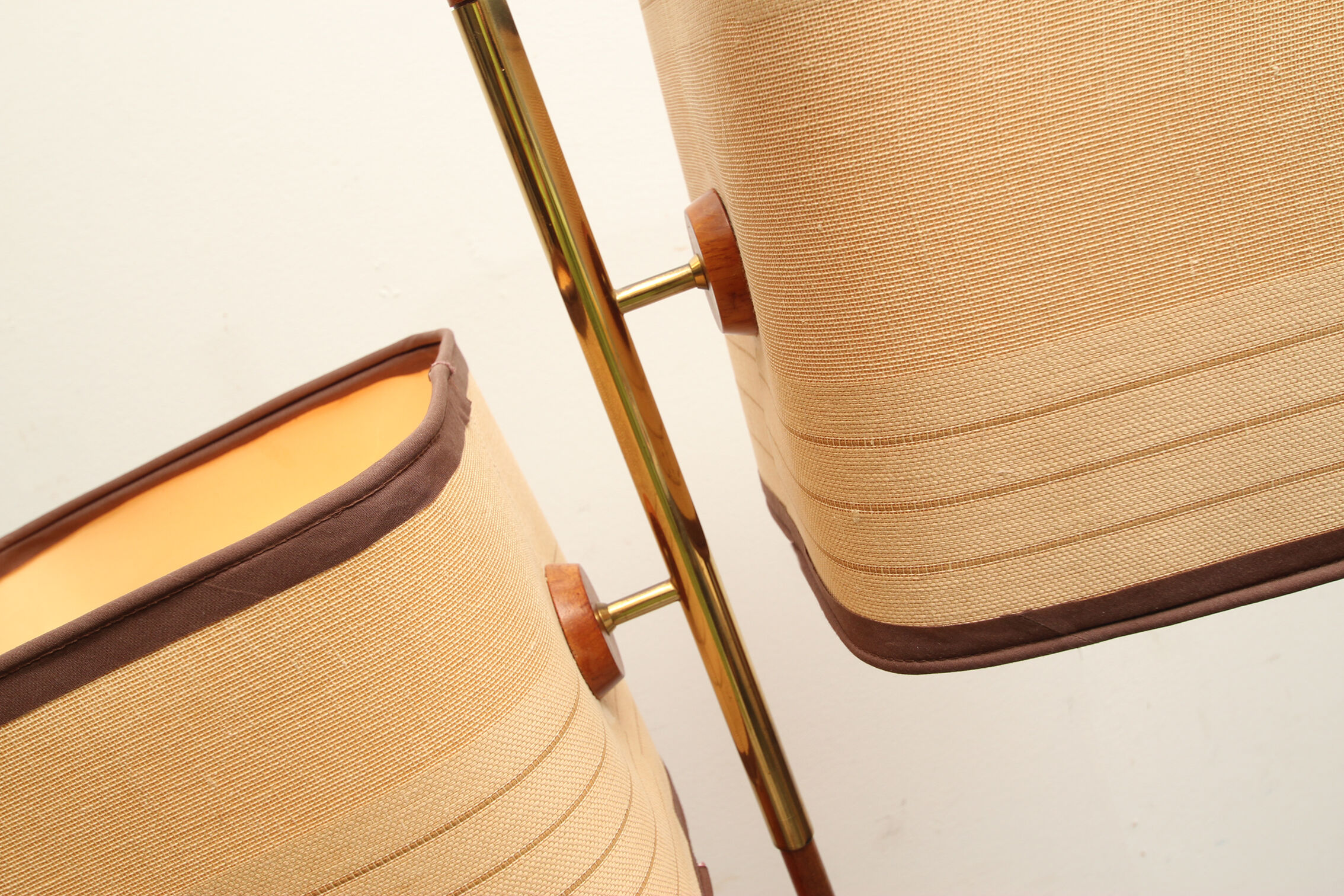 Lampadaire des années 1960 en teck et laiton