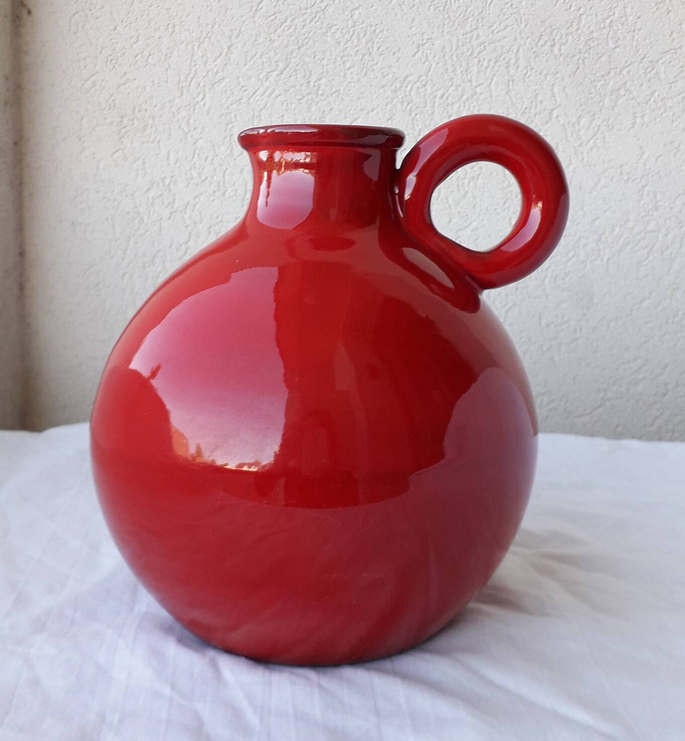 Pichet rouge en céramique