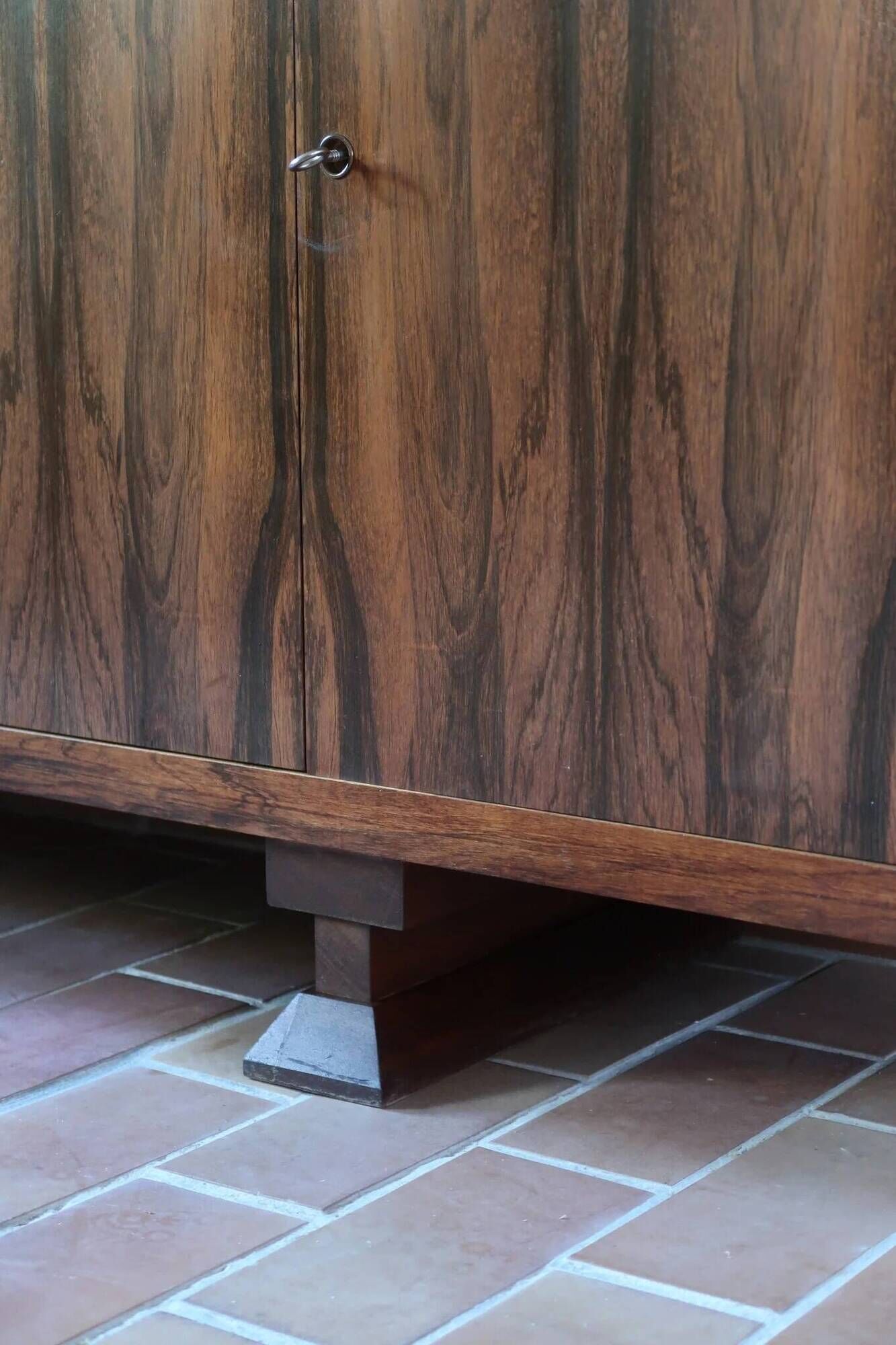 Large rosewood sideboard, 2 doors and central niche.