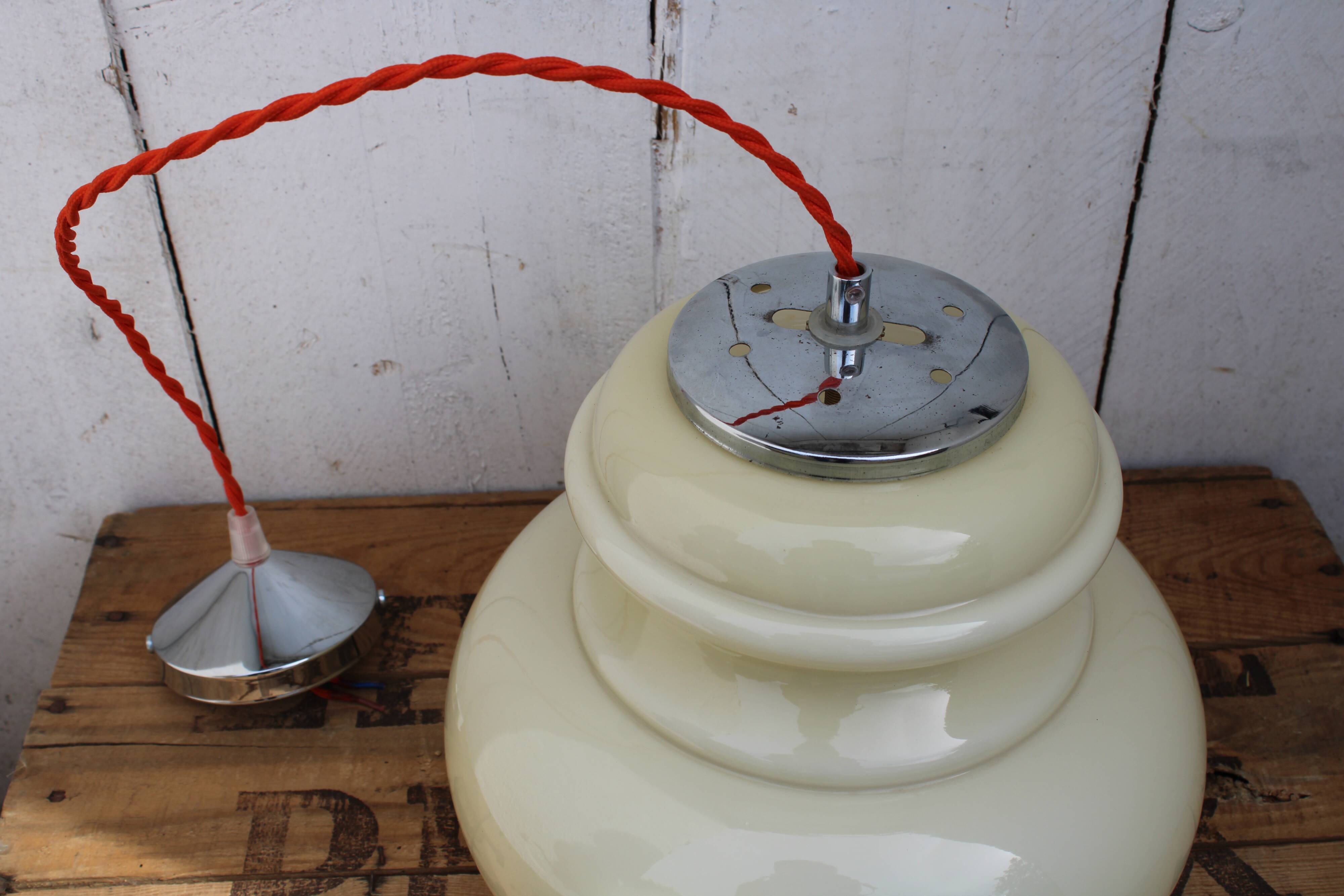 Space age suspension in opaline