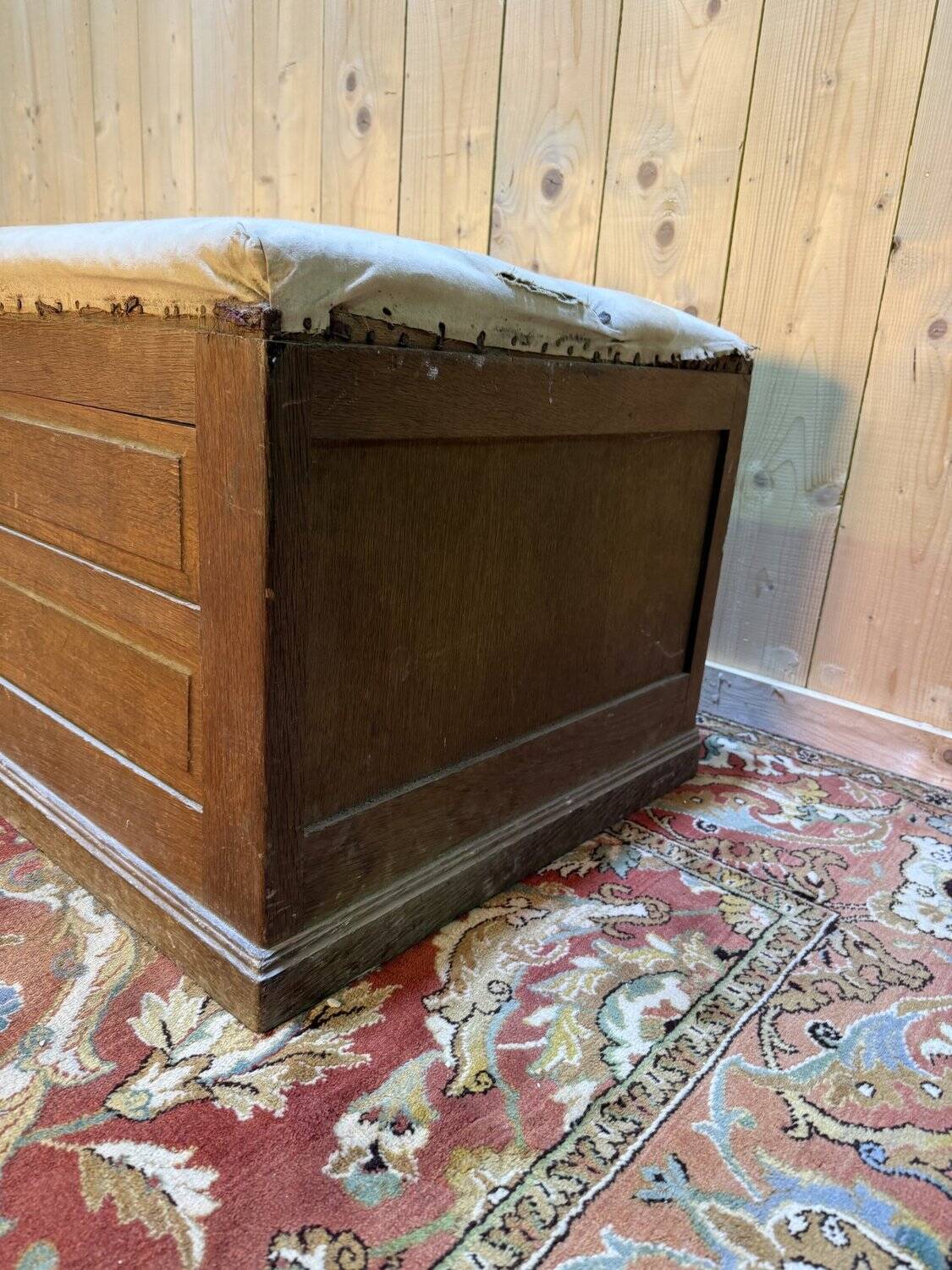 Oak shop bench in chest / trunk