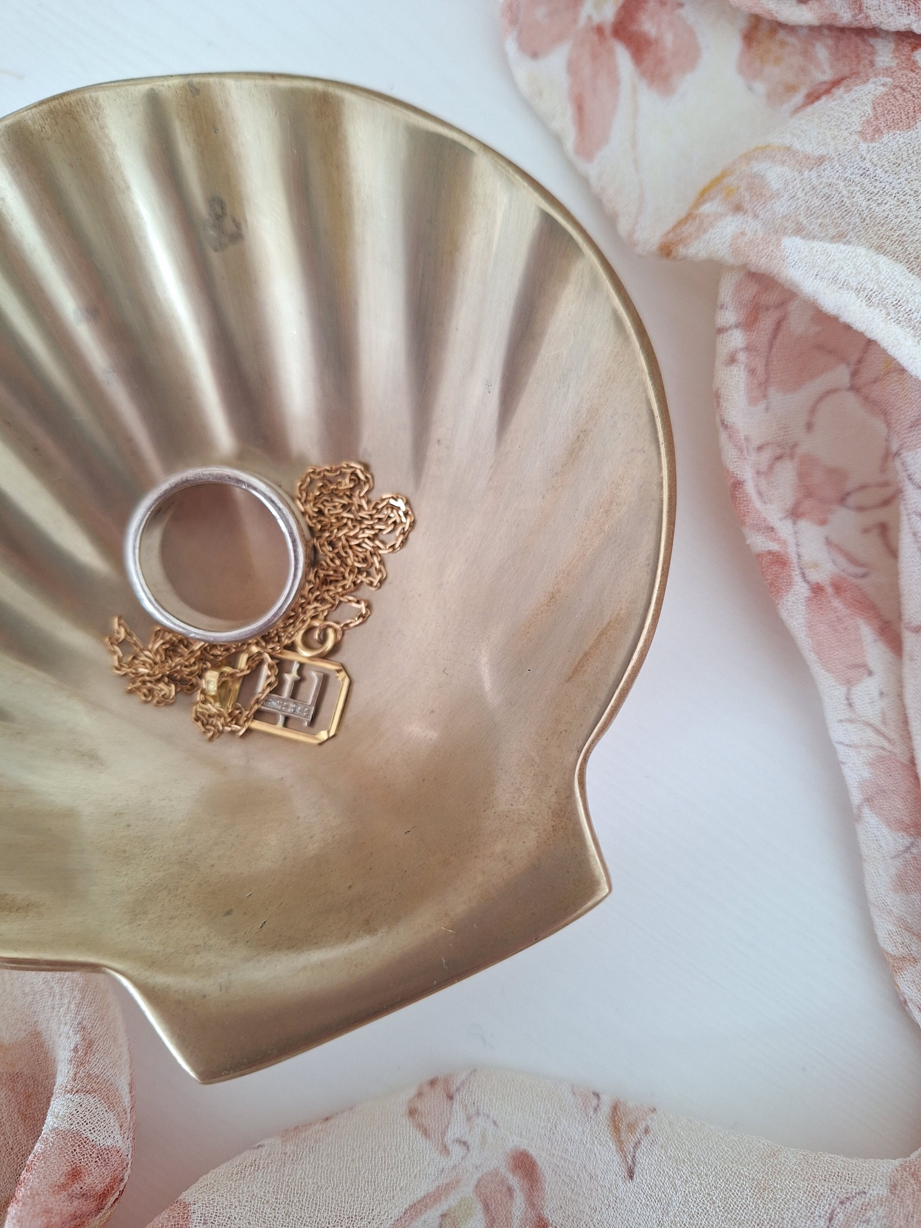 Shell-shaped brass catchall.